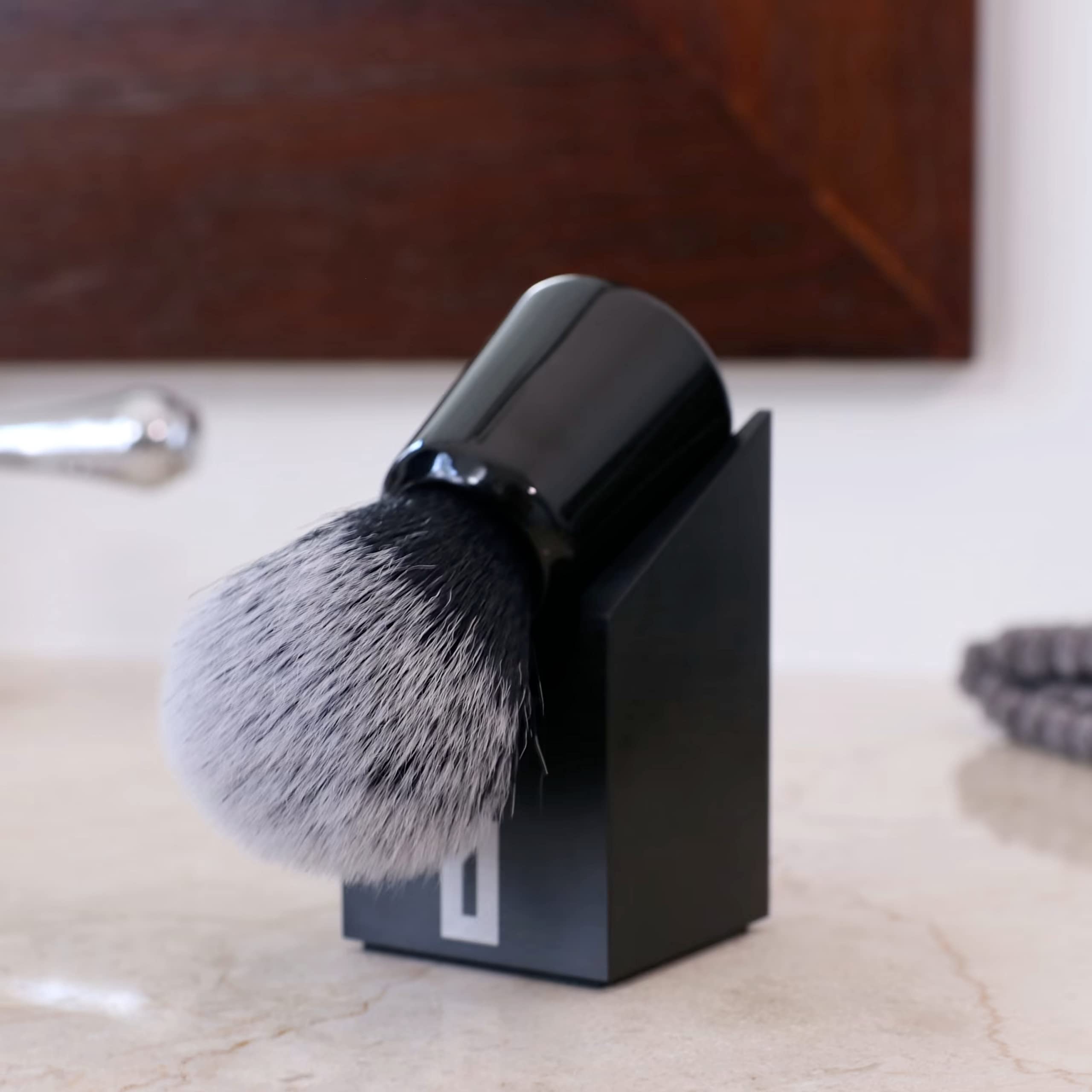 OneBlade Vertikaler Rasierpinsel-Ständer (schwarz) robustes 6063 Aluminium, doppelt eloxierte Oberfläche, hygienische Rasierpinselaufbewahrung, Gewicht 278 g