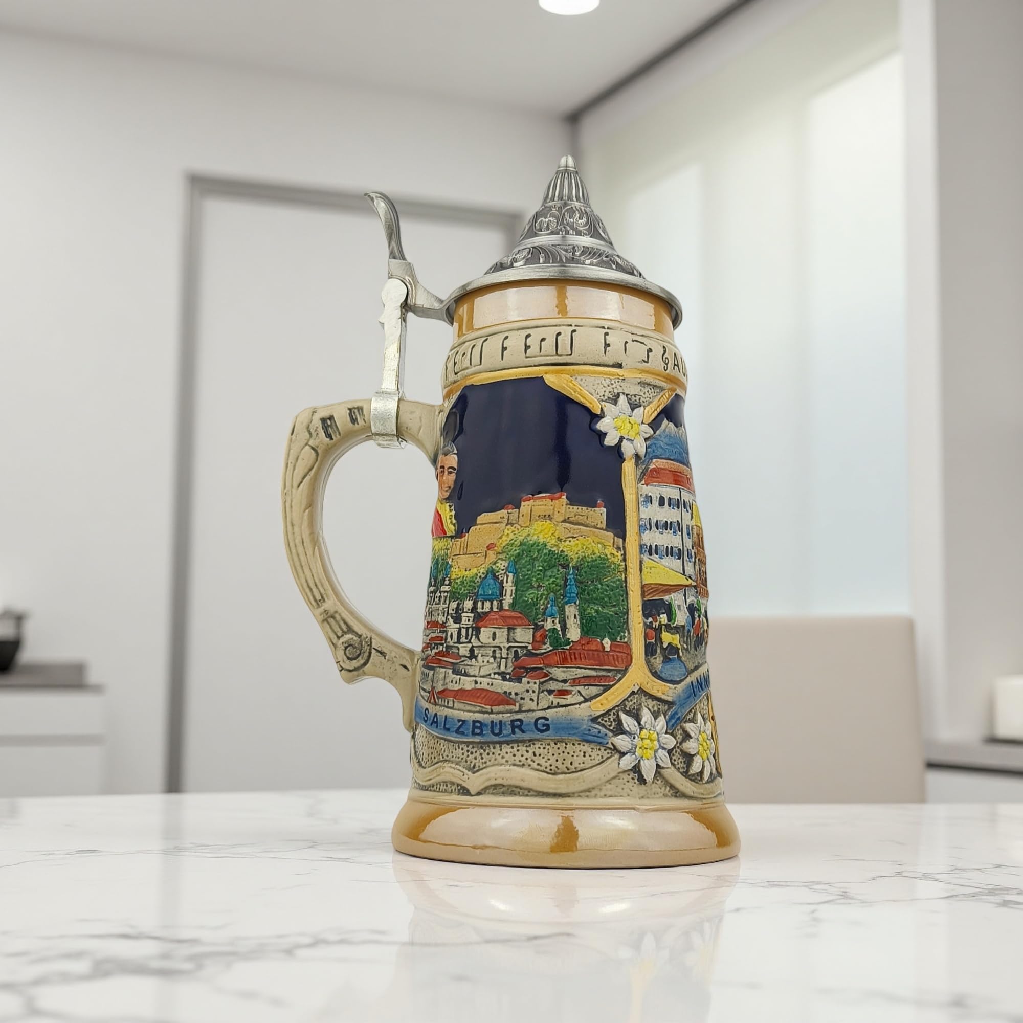 Bierkrug mit Deckel 0,7L mit Österreich-Stadtmotiven – Steinkrug mit Relief-Dekor Wien, Innsbruck & Salzburg – Souvenir & Geschenkidee