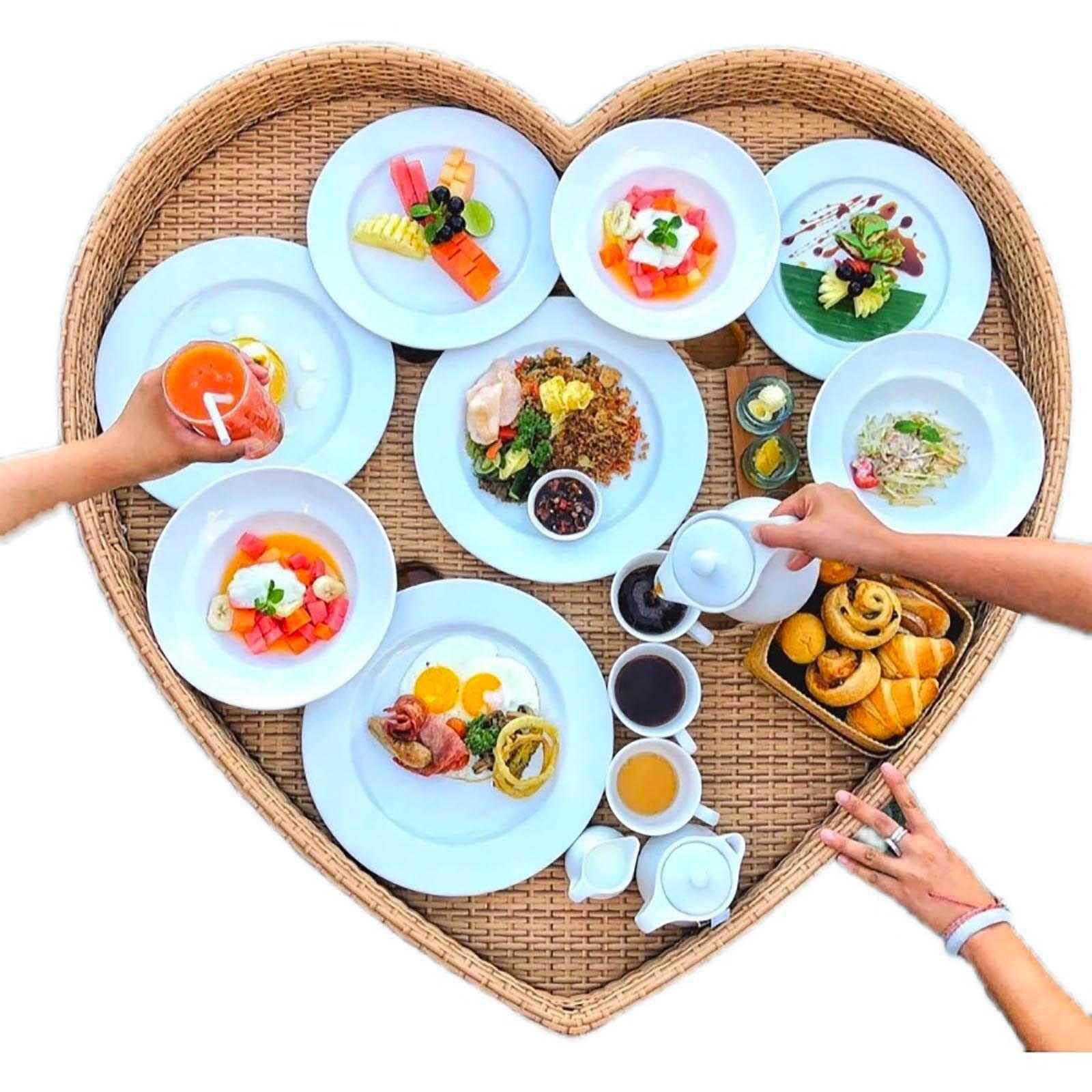 MRKU Bandeja Flotante de Mimbre para Desayuno, con Forma de corazón y Asas, Ideal para Piscinas y hoteles.