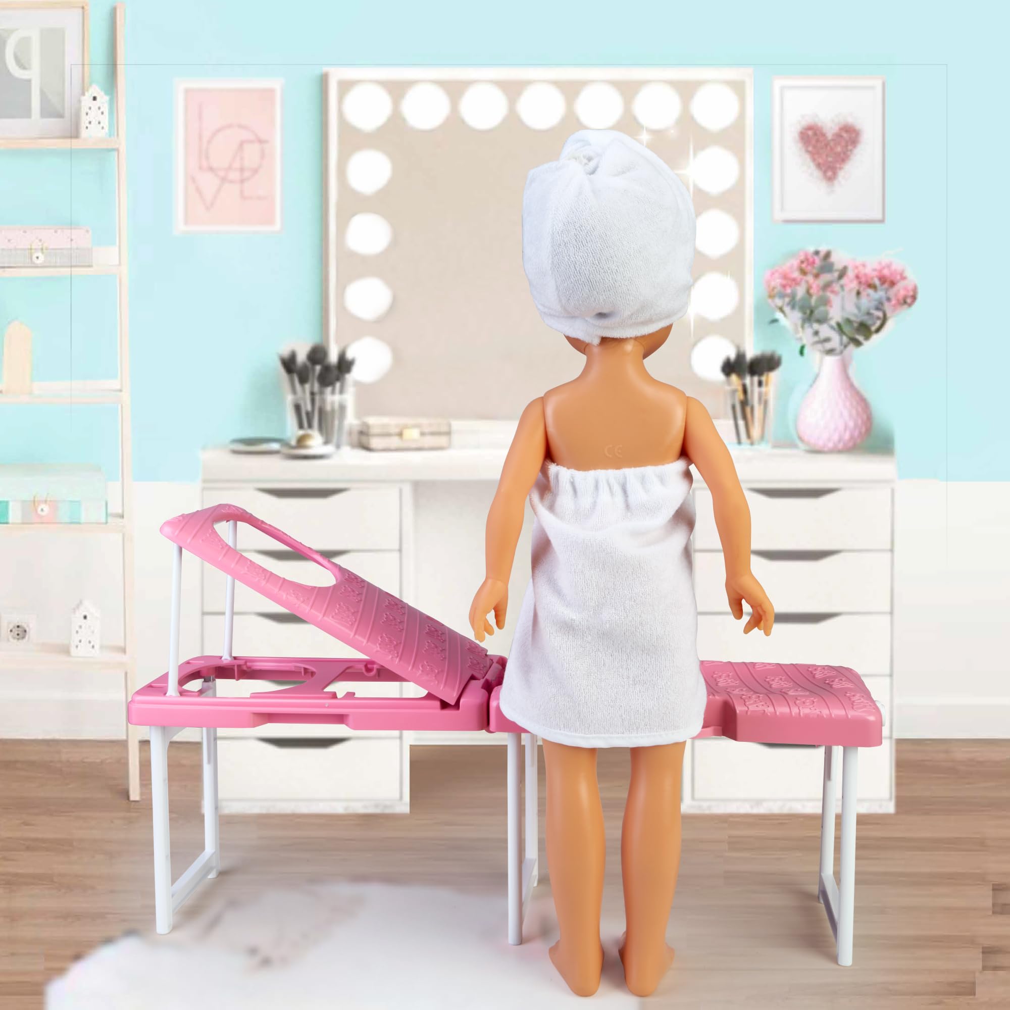Nancy - Un día de SPA, muñeca con Toalla y Tumbona de SPA, Set para Hacer mascarillas, Maquillaje de Purpurina y Accesorios de Belleza, para niñas y niños a Partir de 3 años, Famosa, (NAC37000)