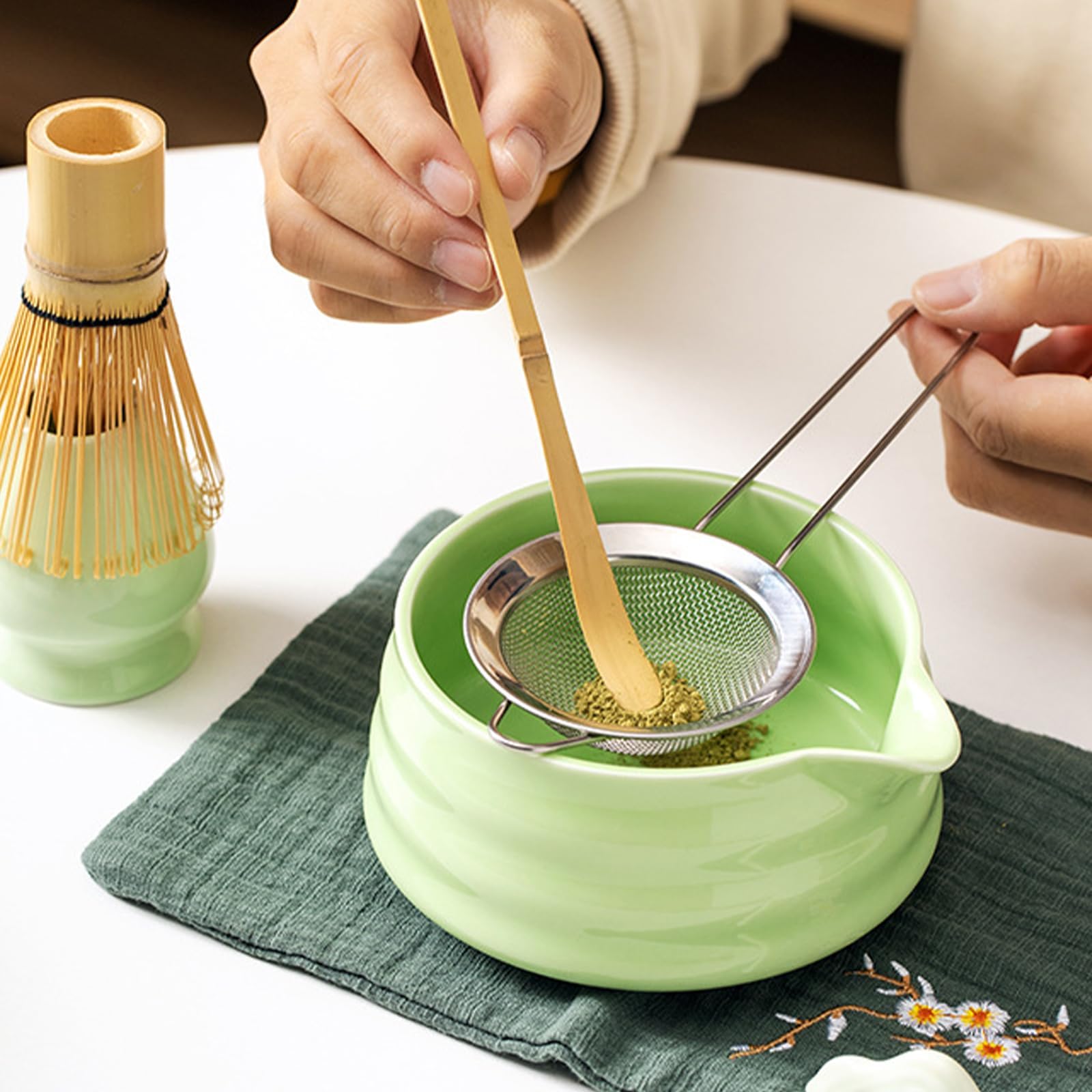 LONHXUN Set Matcha 5 Pezzi Bianco Con Ciotola, Frusta, Setaccio E Paletta - 4