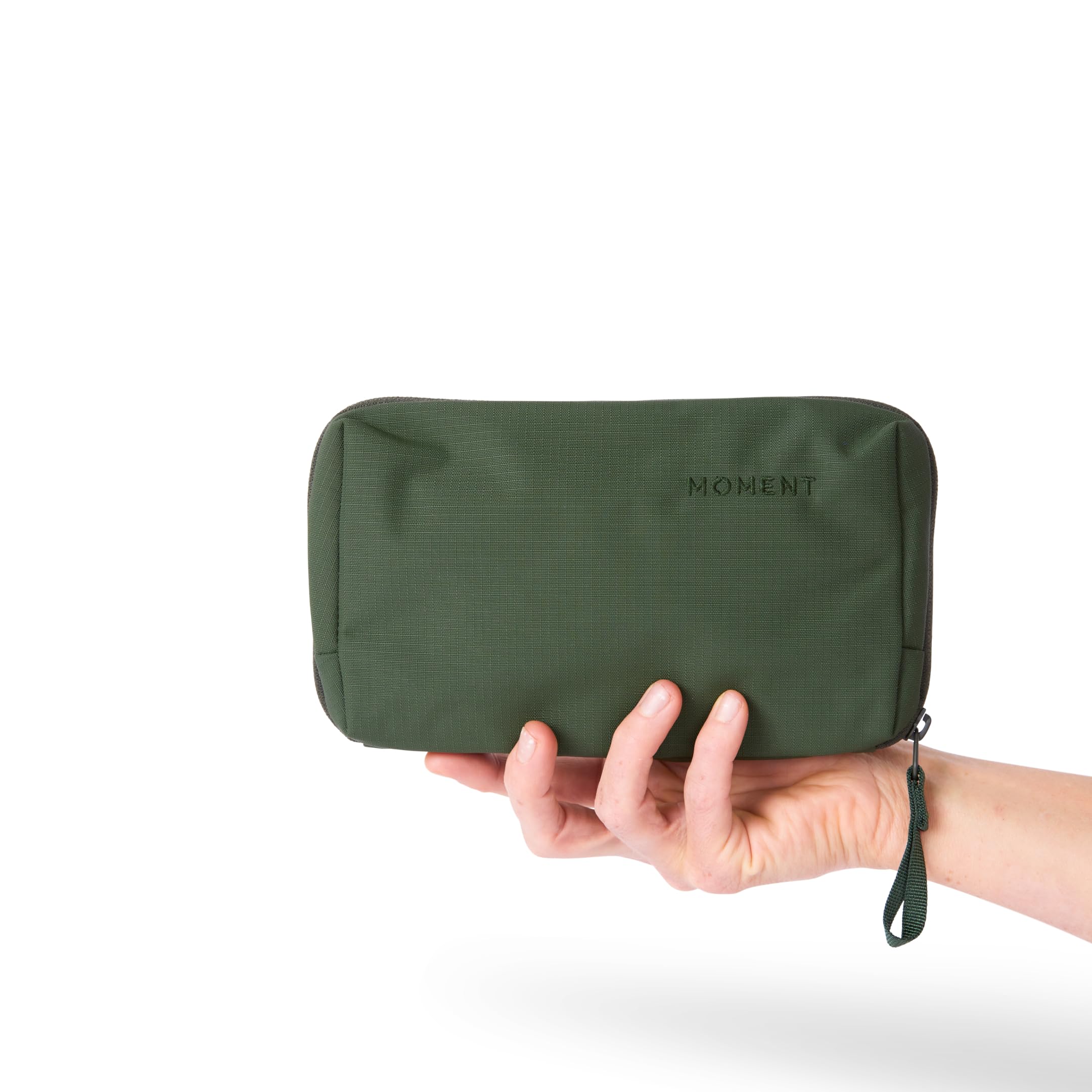 MOMENT Everything Tech Organizer – Wasserabweisende Reisetasche für Kabel, Ladegeräte und Zubehör | Reguläre und Mini-Größen I Olive, Mini