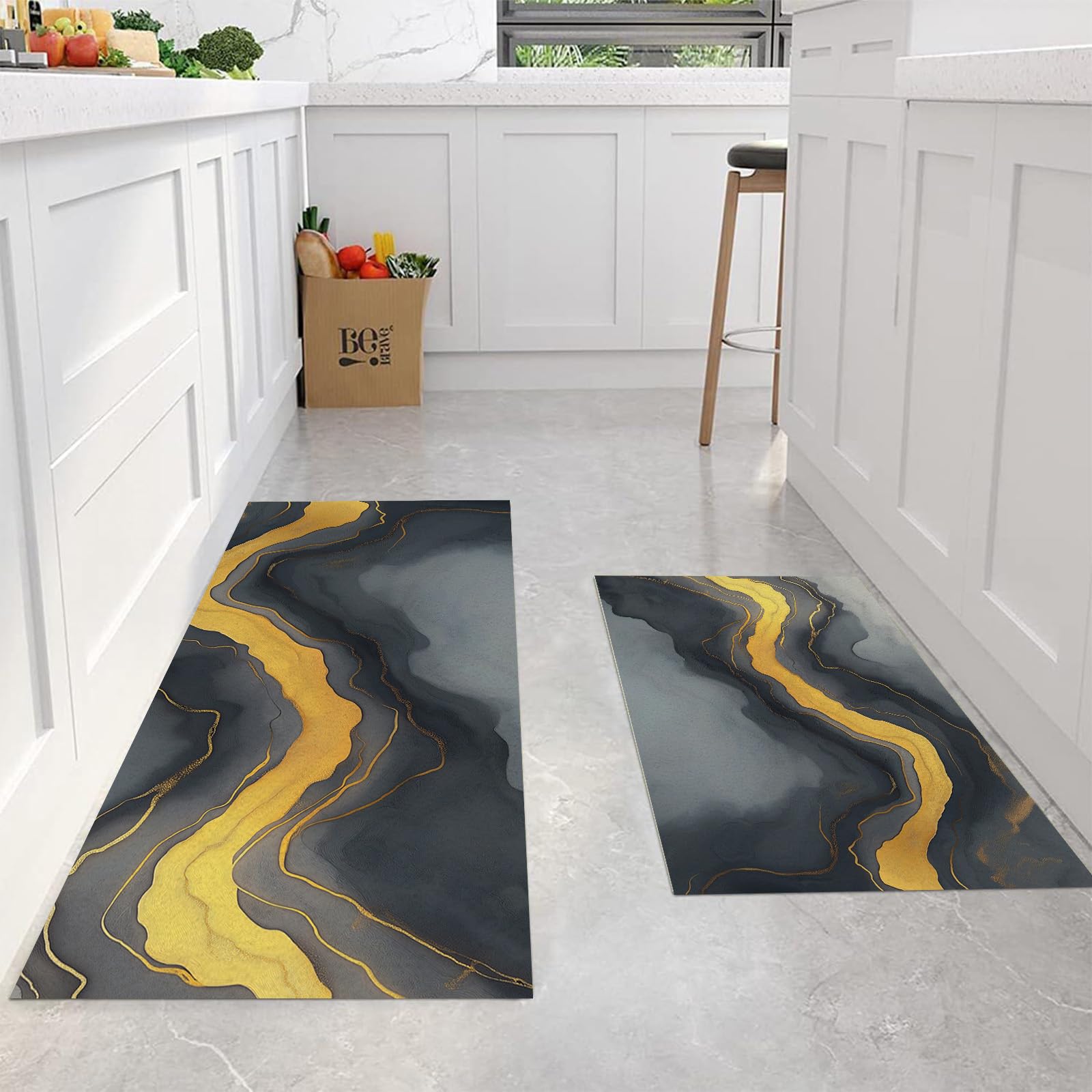 Tapis de cuisine au design minimaliste en marbre et lignes dorées