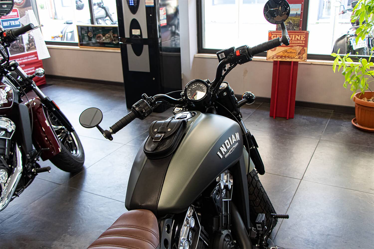 Sacoche de réservoir en Cuir véritable avec Ouverture Amovible et Rapide pour Indian Scout Bobber 2018-2024, Indian Scout 2015-2024, Scout Rouge Made in Italy Endscuoio (Noir)