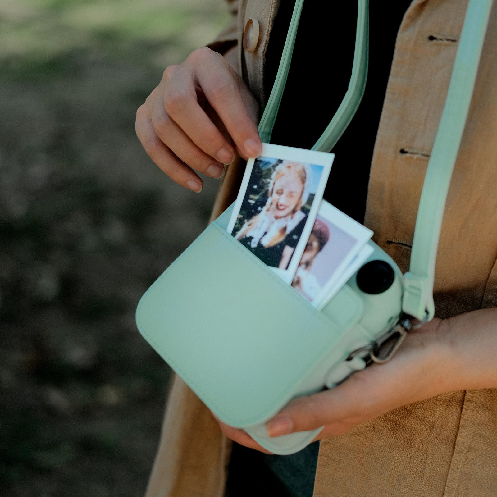 Rieibi Housse pour Instax Mini 12 - Étui de Protection en Cuir PU pour Appareil Photo Instantané Fujifilm Instax Mini 12 - Étui Amovible avec Bandoulière - Vert