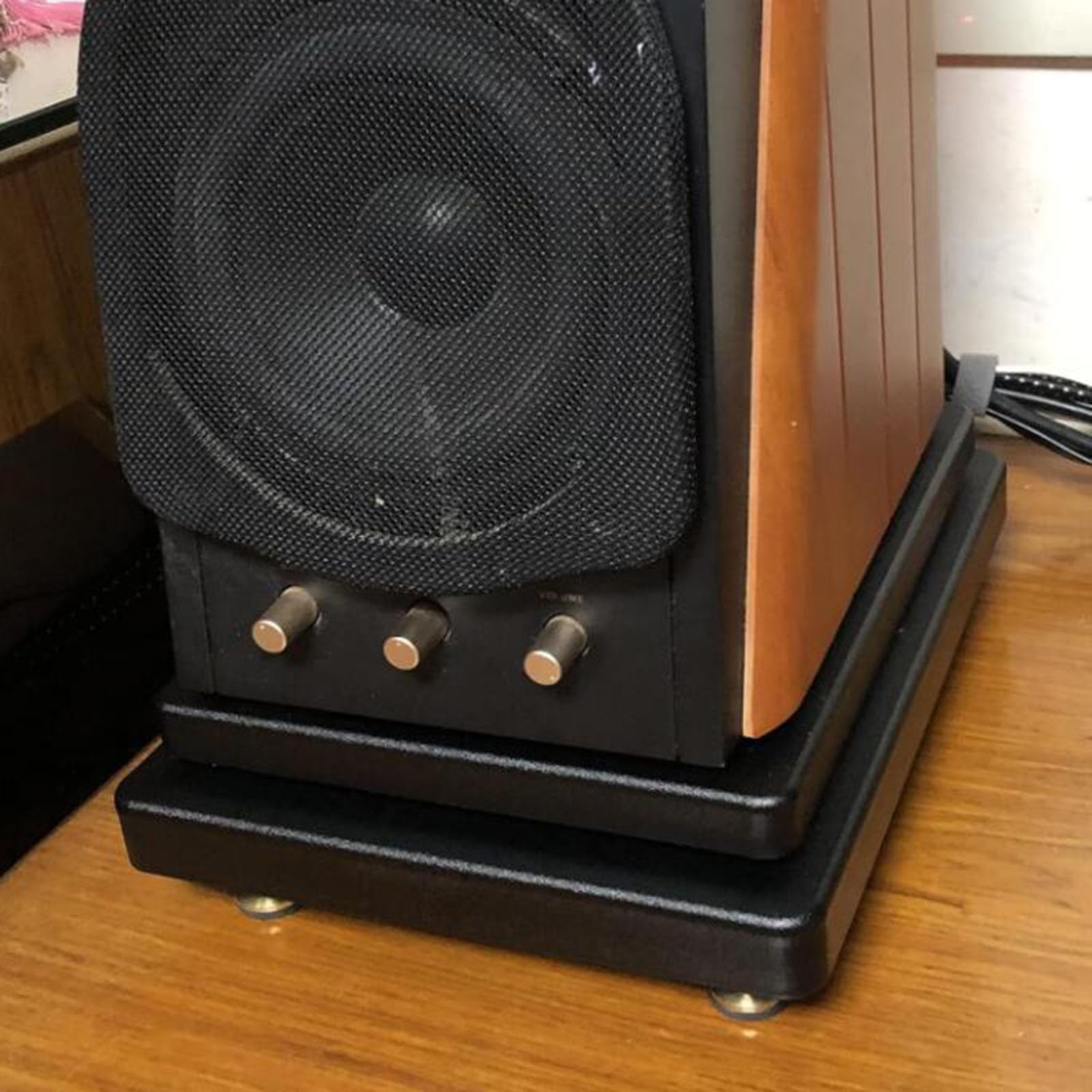 Subwoofer-Isolationsständer für Lautsprecher-Stabilisator-Basis, 2 Etagen, reduziert Vibrationen und verbessert die Klangklarheit