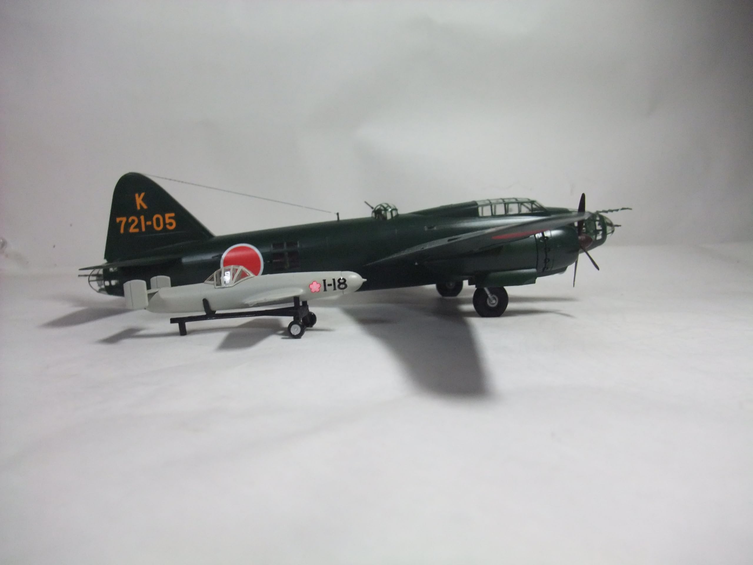 Amazon | 完成品 日本海軍1式陸上攻撃機【桜花附き】72分1サイズ