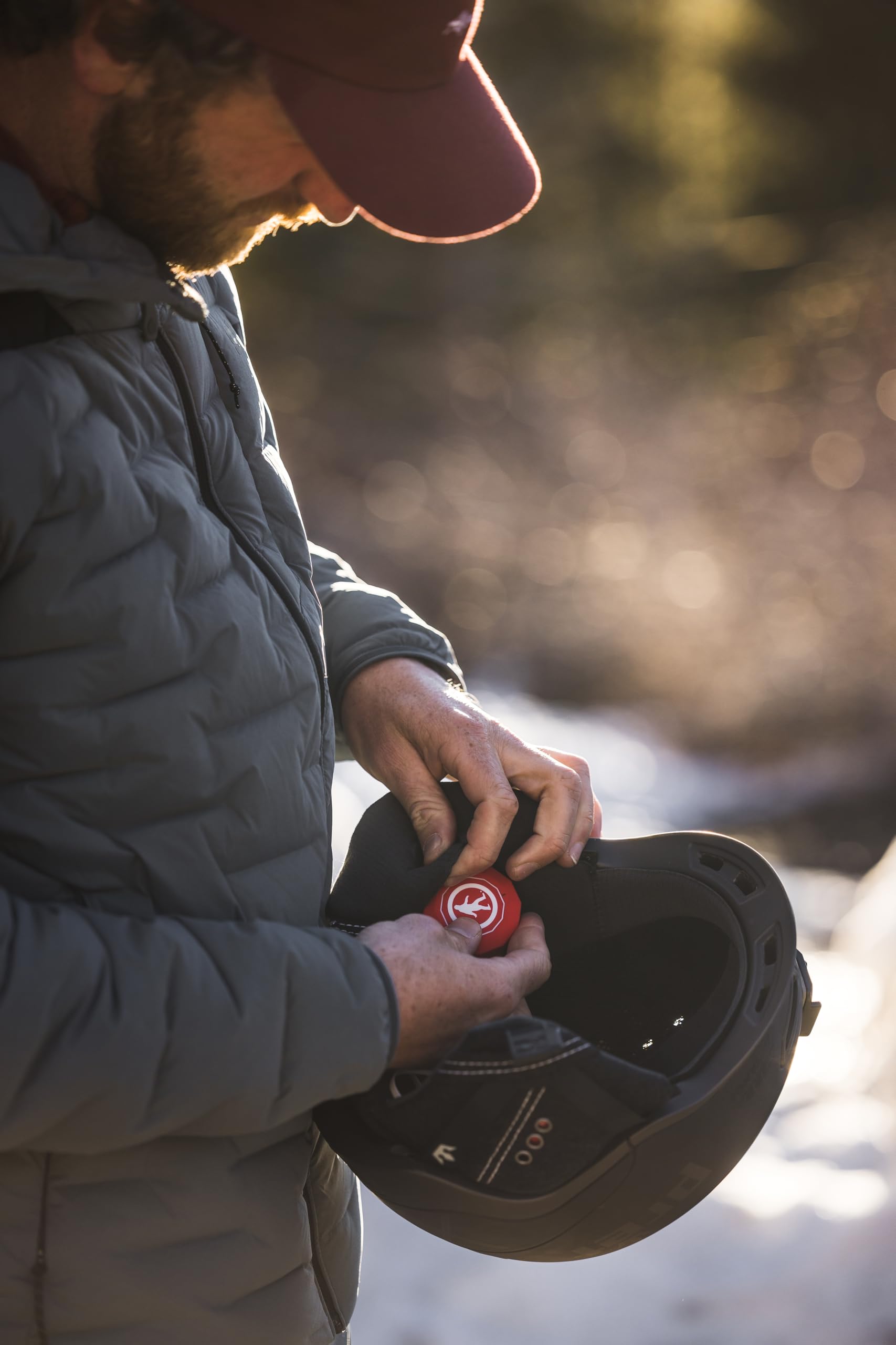 Outdoor Tech - Chips 3.0 Altoparlanti Bluetooth Casco - True Wireless Casco Cuffie Bluetooth per Sci - Snowboard - Mountain Bike e Arrampicata - Rosso