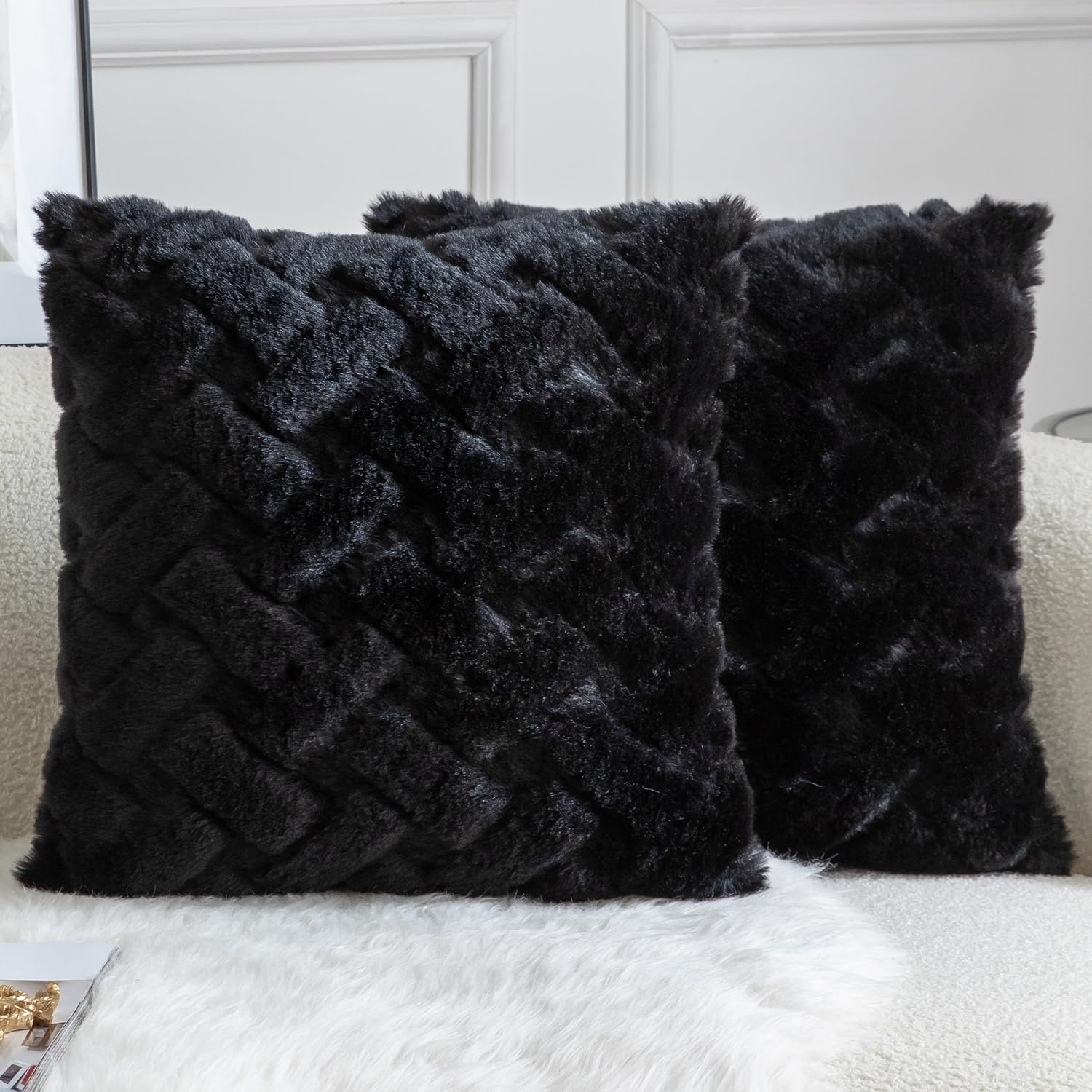 YAERTUN Set of 2 Decorative Cushion Covers Thick Plush Wool Pillows Covers Super Soft Luxury faux Rabbit Fur Velvet Throw Pillow Cases for Couch Sofa Bed Living Room 26x26 Inch 65x65 cm Black
