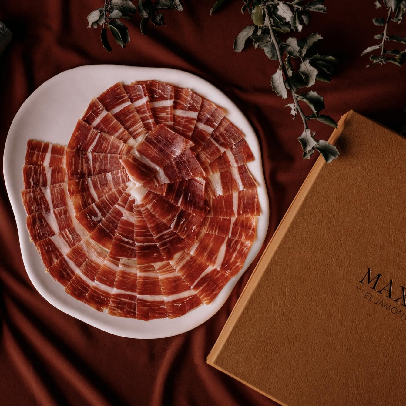 Maximiliano Jabugo - Jamón Bellota - Jamón 100% Ibérico - 24 Estuches 80 gr + 2 Estuches Taquitos 100 gr - Cortado a Mano - Exclusivo, Auténtico - Curación 36 Meses - Crianza en Libertad - Brida Negra