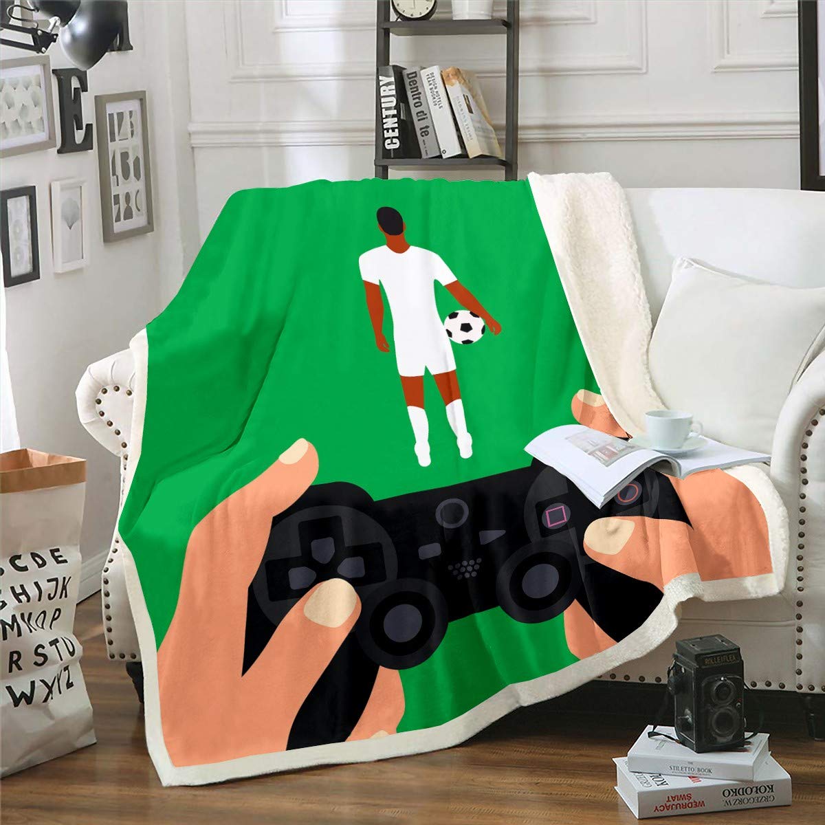 Gamepad nero e laptop su sfondo blu controller di gioco per videogiochi spazio di copia piatto
