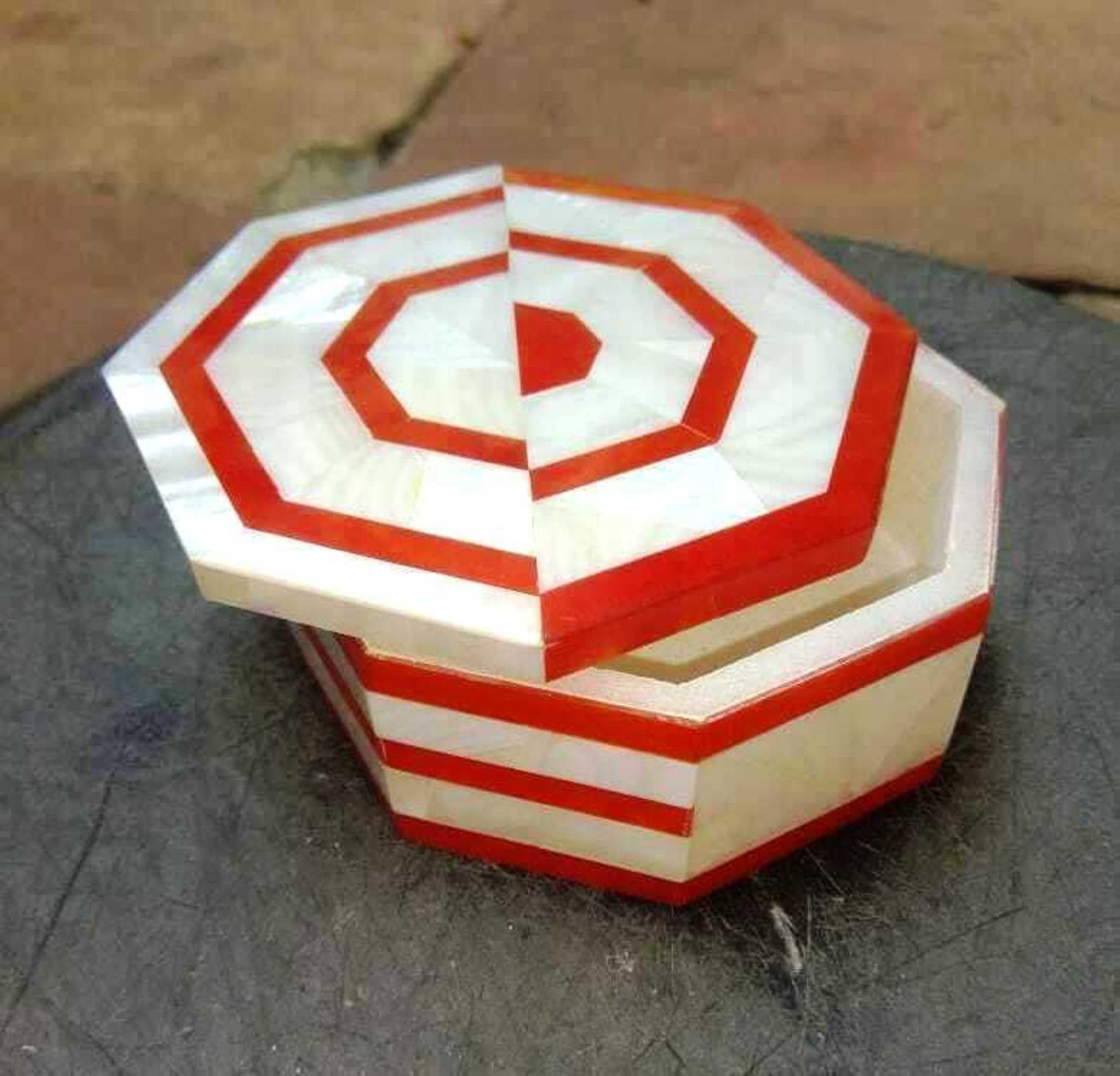 Boîte à bijoux en marbre blanc 10,2 cm et pierre cornaline