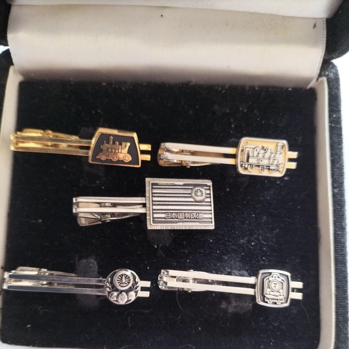 鉄道100年記念コインと、国鉄コンテナ一千万トン輸送達成記念ネクタイピン