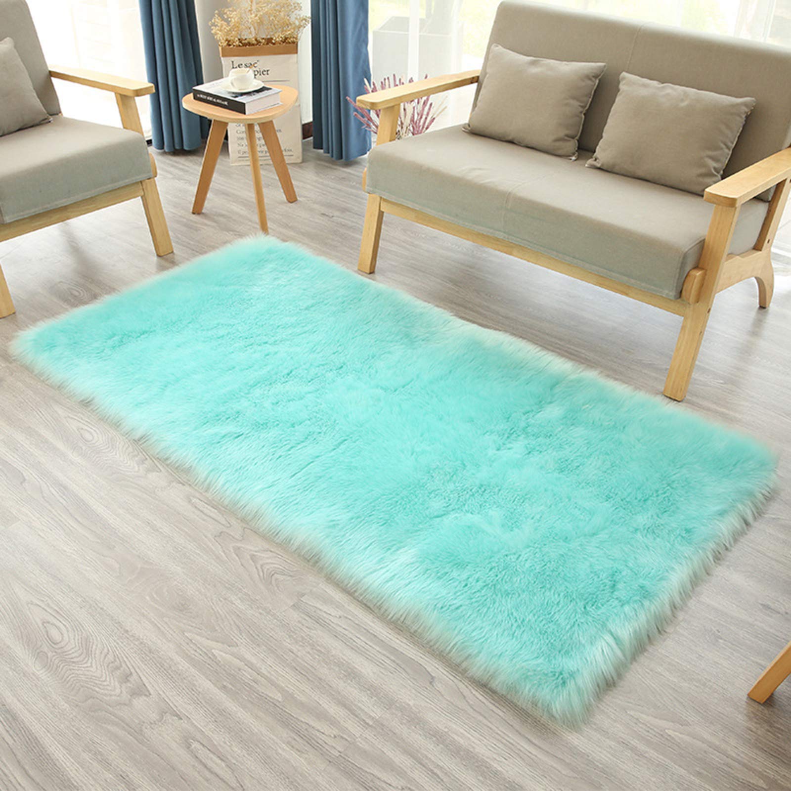 Tapis en fausse fourrure multicolore bleu pour créer un salon cocooning