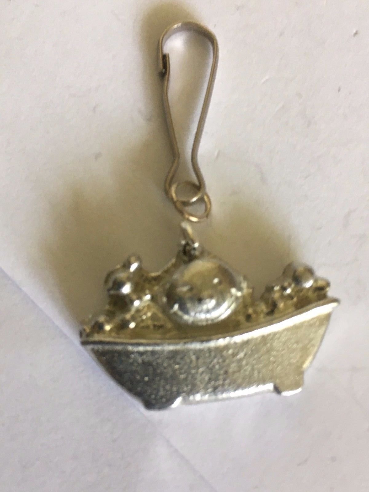 Child Baby in Bath TG90 Made From Fine English Pewter On a Zip Puller POSTED BY US GIFTS FOR ALL 2016 FROM DERBYSHIRE UK