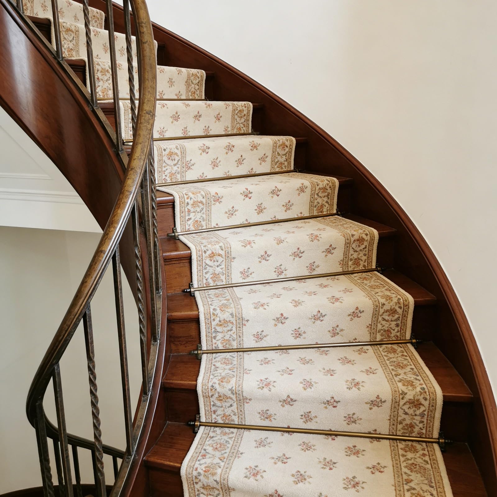 Genérico Barras de latón Ajustables para alfombras de escaleras - 3 Piezas (81 cm) Fáciles de Quitar, seguras y Elegantes para la decoración de escaleras, Que aportan se