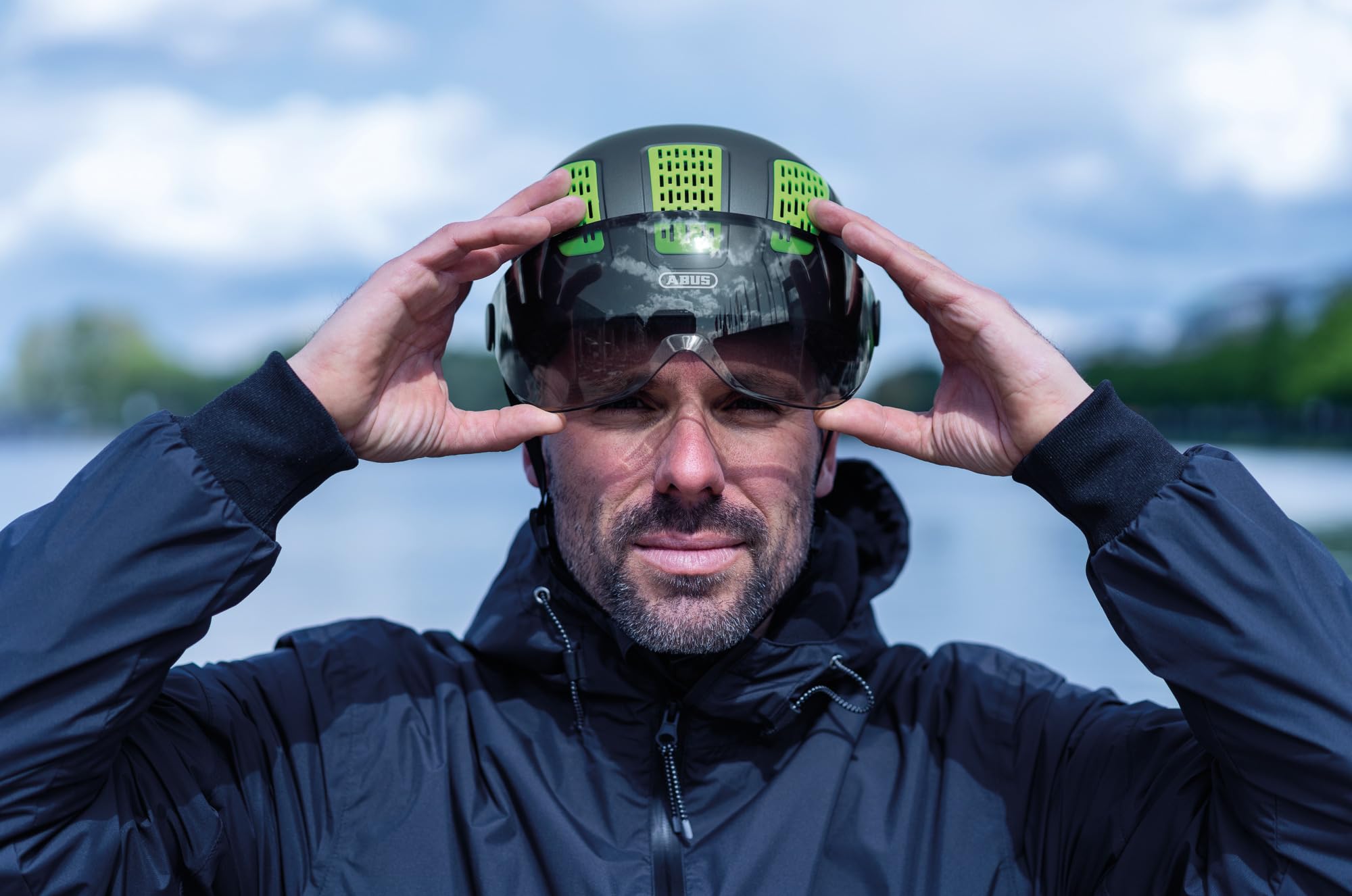 ABUS Kask miejski Hyban 2.0 ACE – kask rowerowy z wizjerem, światłem i twardą obudową ABS, dla kobiet i mężczyzn