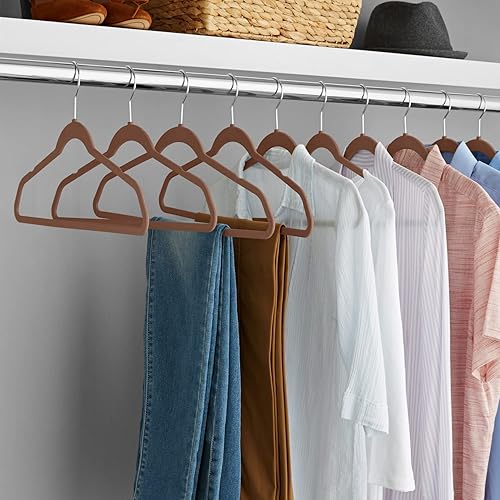 Miniatura 6 de Perchas de terciopelo para ropa (paquete de 50) resistentes y duraderas, perchas de colores vibrantes, perchas ligeras que ahorran espacio para