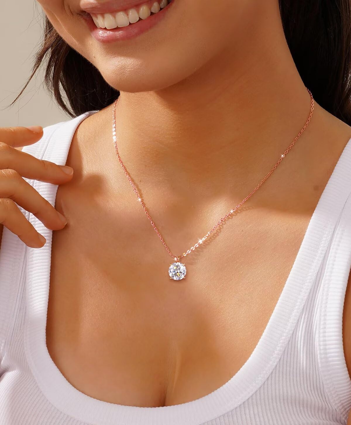 Close-up de um colar com fundo neutro claro. Close-up de um colar com fundo neutro claro.