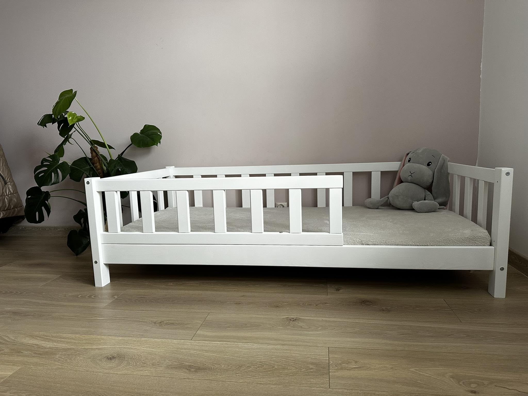 Alije Kinderbett Bett mit Rausfallschutz 90x140 Weiß Leo Lattenrost Bettgestell aus Kiefer Holz für Haus Kinder Jungen & Mädchen - Holzbett Baby Kinderzimmer Junge Deko
