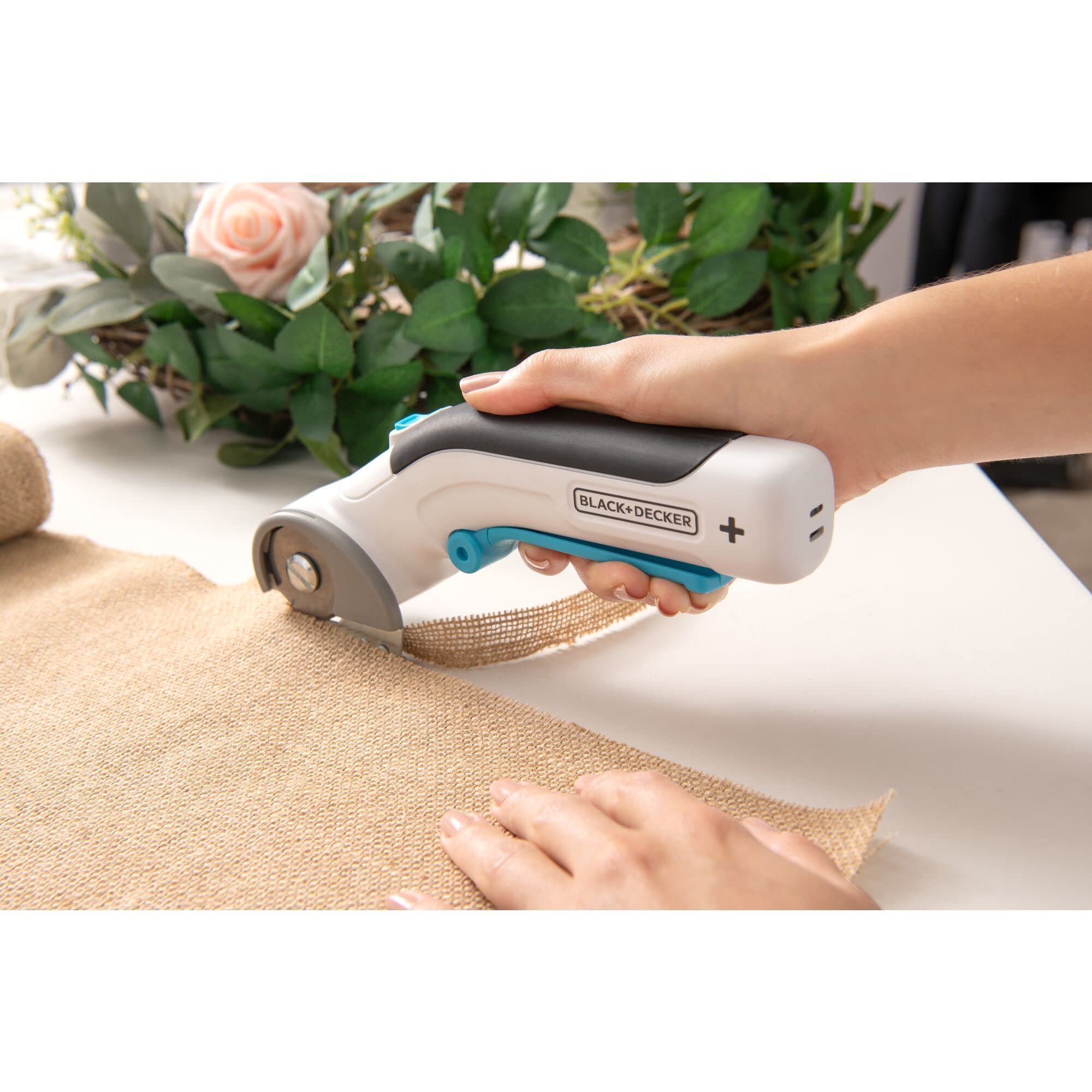 BLACK+DECKER Cutter Rotatif électrique Sans fil 3.6V Gamme CRAFTING avec lame auto-affutée BCRC115-XJ