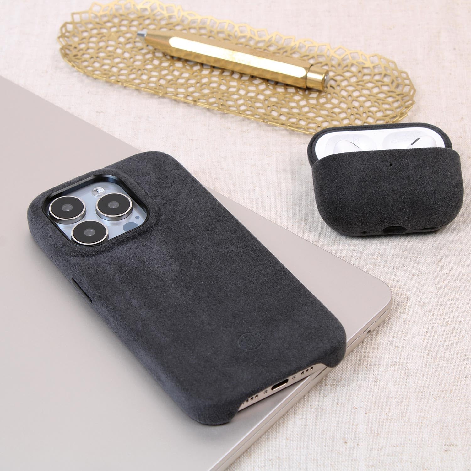 Custodia Alcantara per iPhone 15 Pro Max, realizzata a mano, ricarica magnetica (Qi), protezione extra della fotocamera, alternativa in pelle (grigio carbone, iPhone 15 Pro Max)