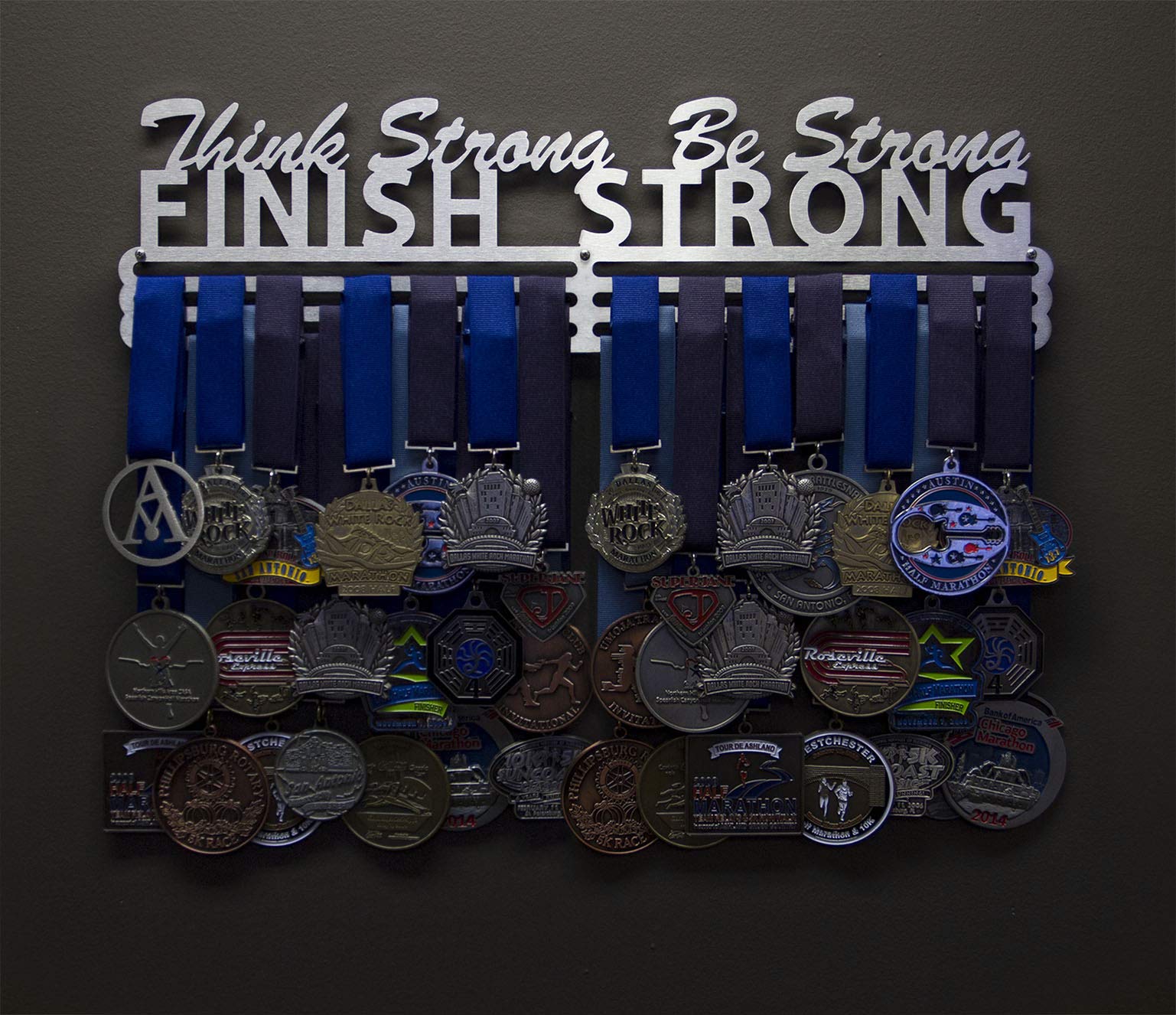 Allied Medal Hangers Think Strong, Be Strong, Finish Strong (45,7 cm breit mit 3 Kleiderstangen) – Medaillen-Aufhänger – mehrere