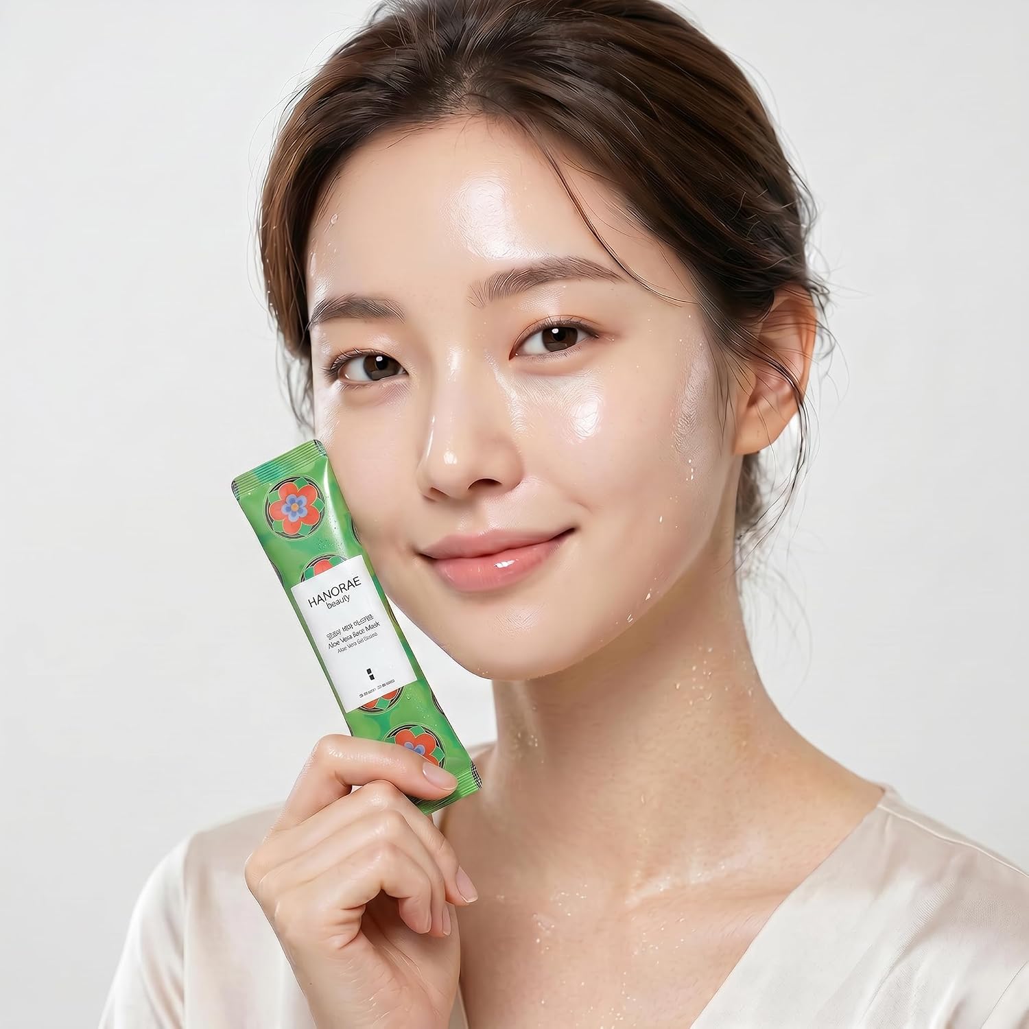 Aloe Vera Gel Mask - 20 Single-Use Hygienic Sachets - Cooling & Hydrating Facial Mask for Dry, Sensitive Skin - Enriched with Collagen, Hyaluronic Acid & Niacinamide image 3