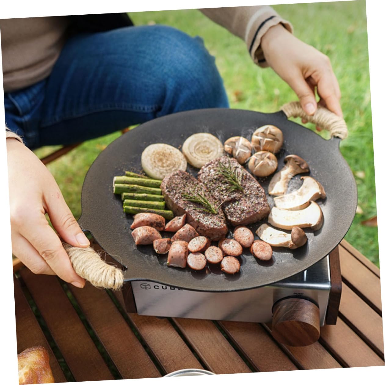 BETOOKY Piastra Grill in Ferro per Barbecue e Campeggio Manico | Uso Domestico e Vacanze in Famiglia, Ampia Superficie per Carne e Verdure, Finitura senza Sbavature