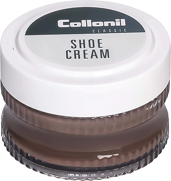 Application méticuleuse du cirage Collonil pour une finition impeccable sur du cuir lisse.