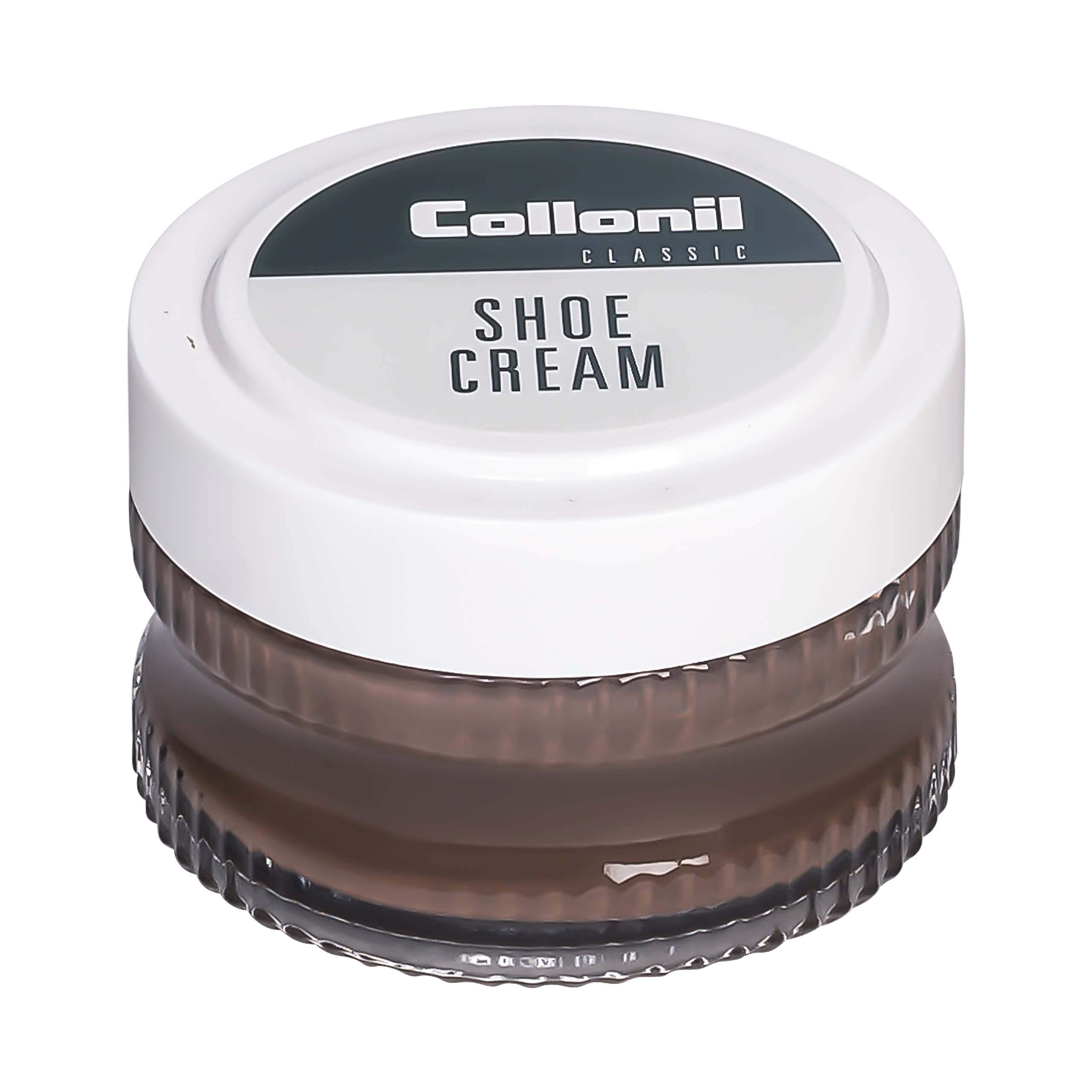 Application méticuleuse du cirage Collonil pour une finition impeccable sur du cuir lisse.