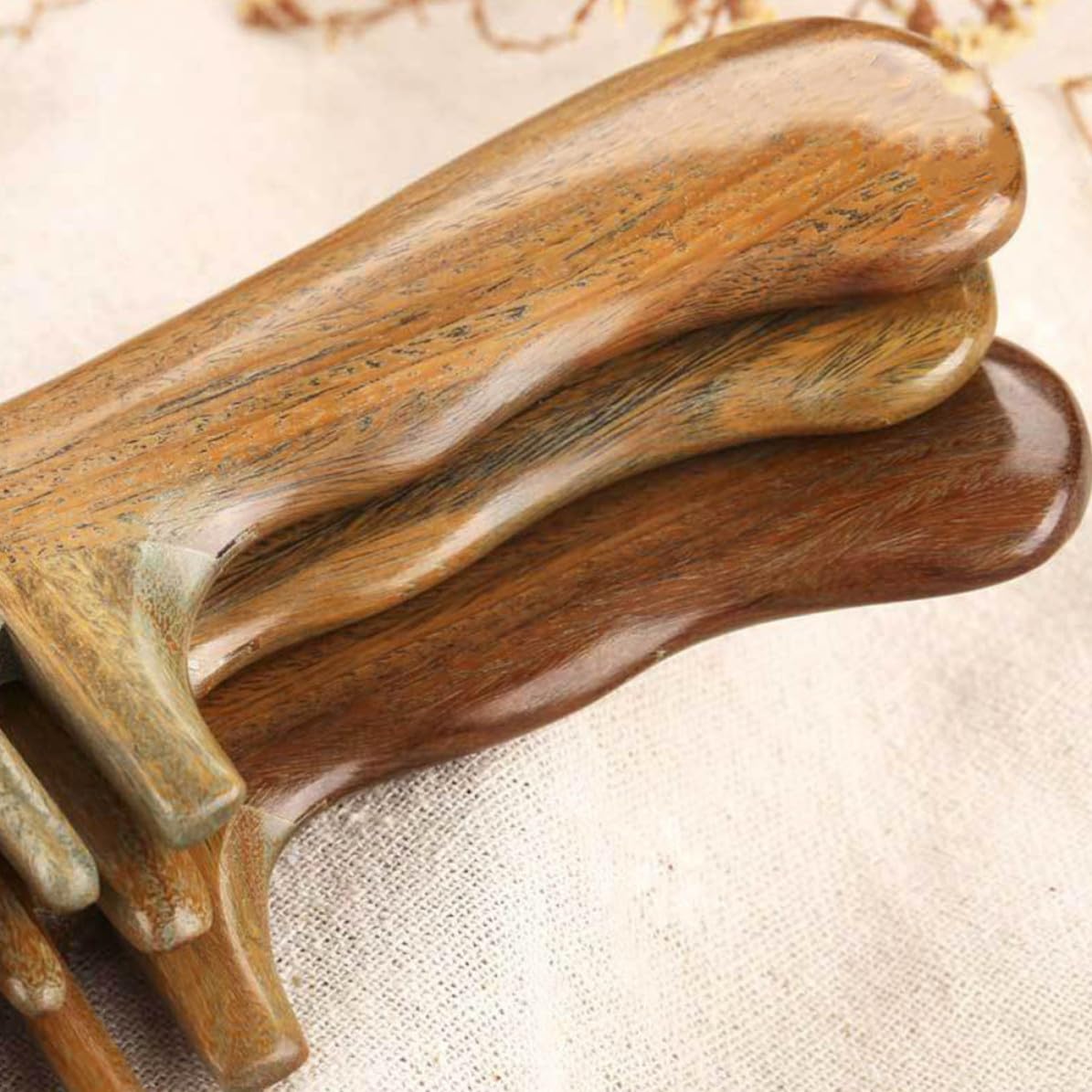 Peigne à Dents Larges et Denses Masseur Léger pour Cheveux en Bois de Santal Naturel pour Usage Quotidien à Domicile