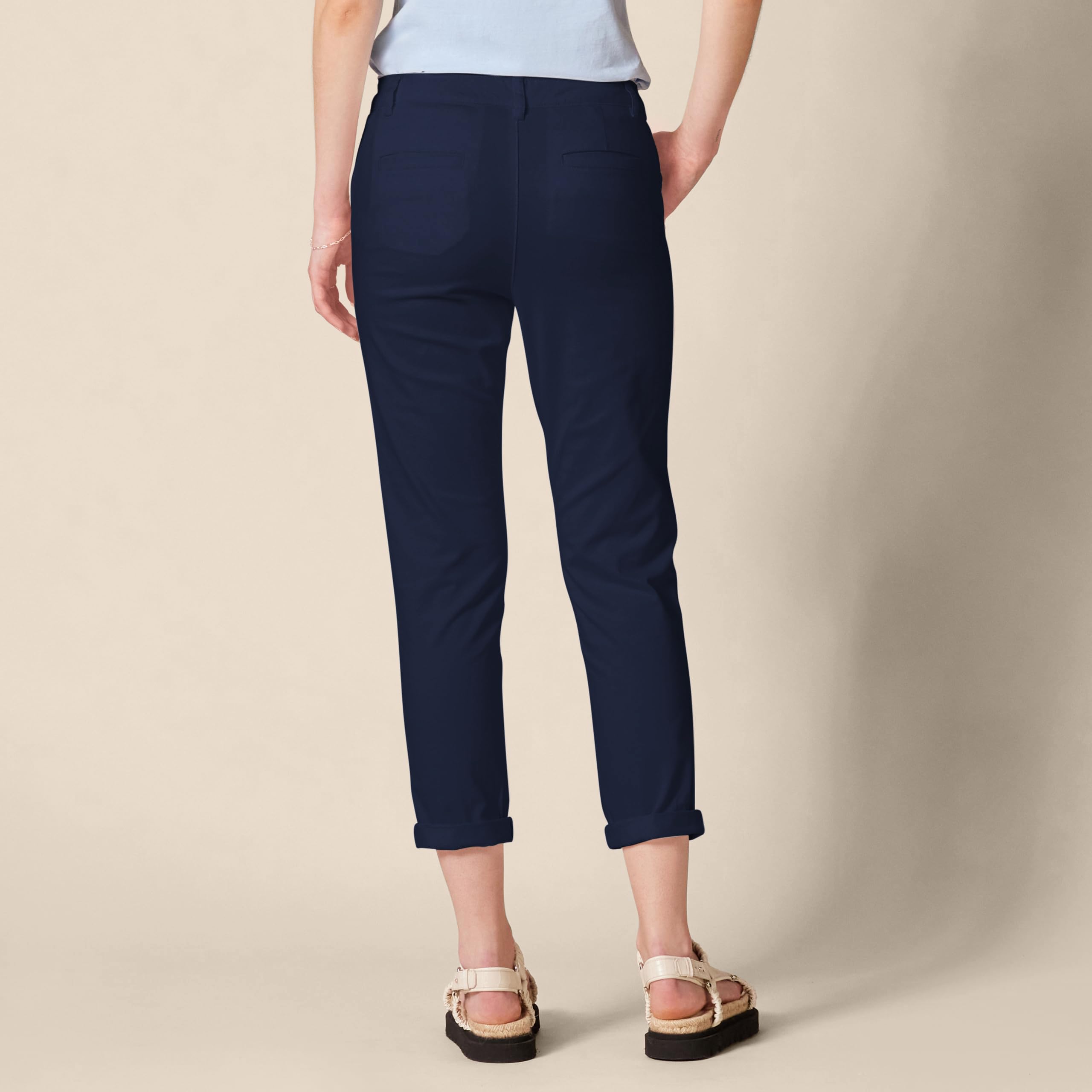Amazon Essentials Pantalon Chino Court et Extensible, Taille Mi-Haute, Coupe Cintrée et Jambes Fuselées (Disponible en Grandes Tailles) Femme