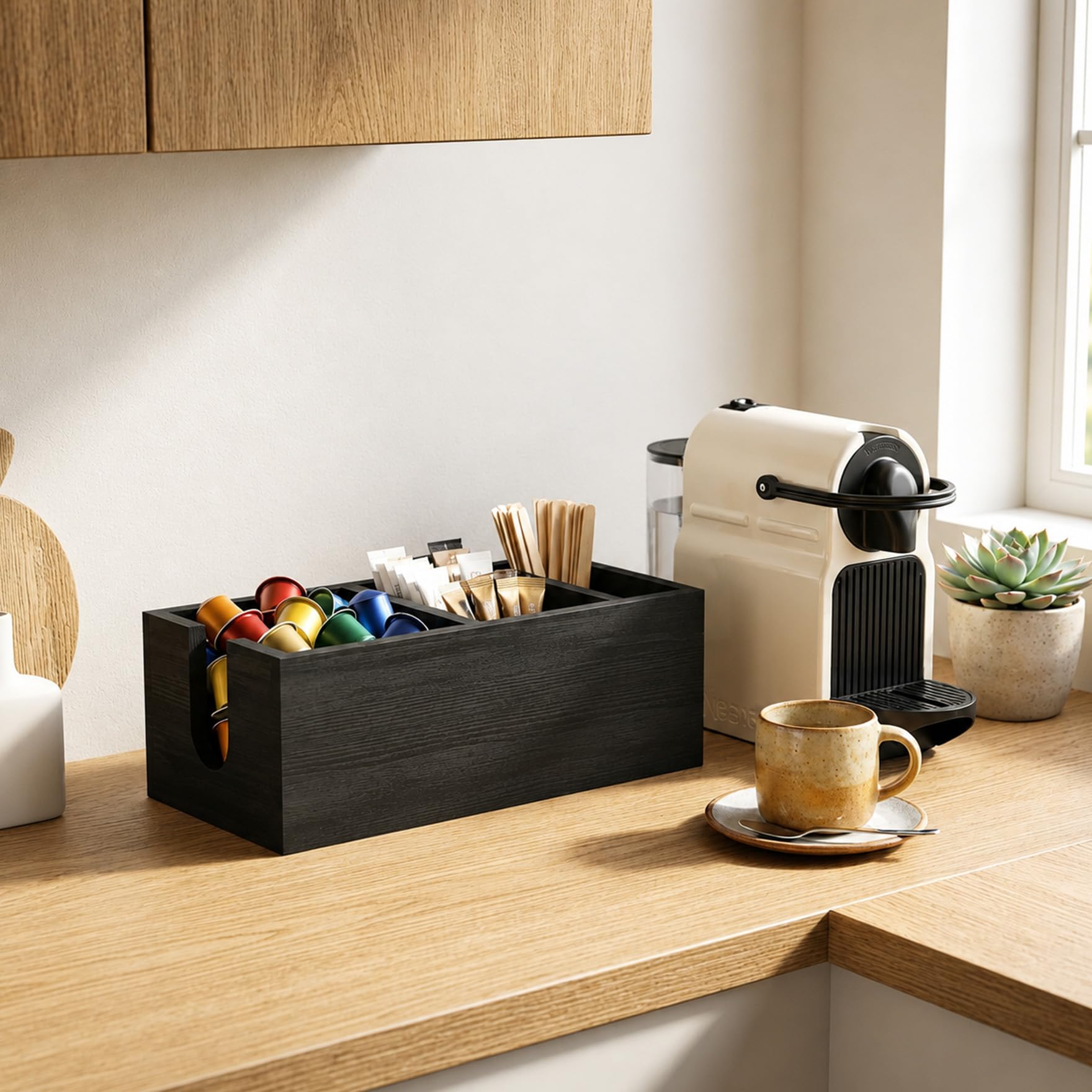 Klmnop Soporte para tazas de café para encimera, soporte desechable de madera para tazas de café, organizador de estación de café para tapa de taza, agitadores y cápsulas (negro)