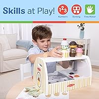 Vista 4 de Melissa & Doug - Encimera de helados de madera con cuchara para servir, juego de tienda de simulación, 28 accesorios de comida y cocina de juguete