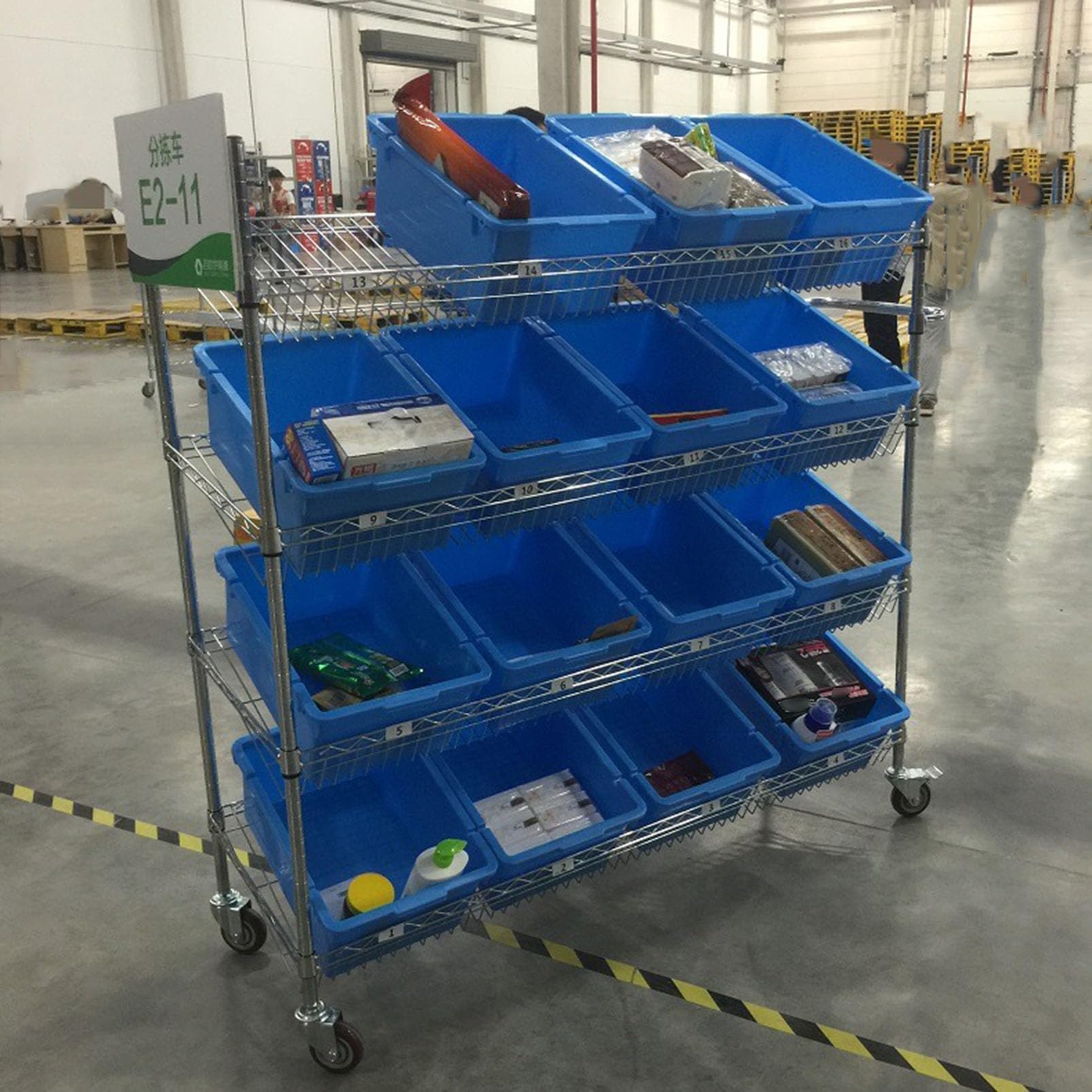 Wytrzymały metalowy wózek użytkowy z plastikowymi koszami, 4-poziomowy stojak do przechowywania na kółkach do magazynu, garażu, ekspozycji roślin i przechowywania żywności, rozwiązanie do regałów