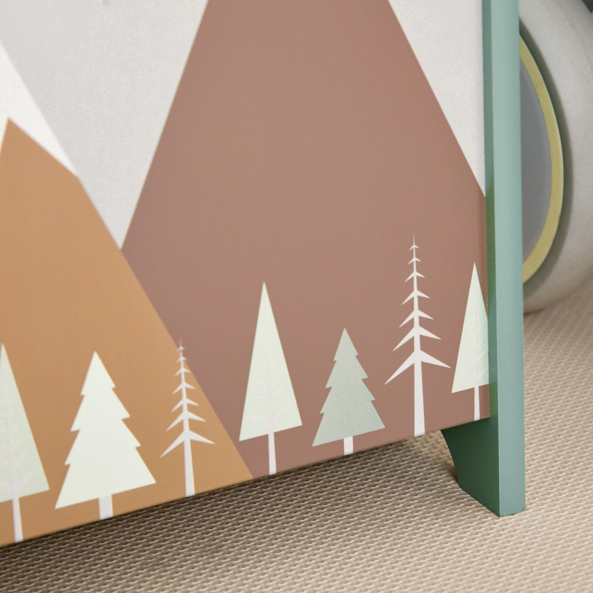 ZONEKIZ Coffre à jouet enfant avec couvercle rabattable, motif de forêt, coffre de rangement enfant, coins arrondis et poignée latérale, rangement jouet pour filles garçons, 60 x 37 x 39 cm, vert