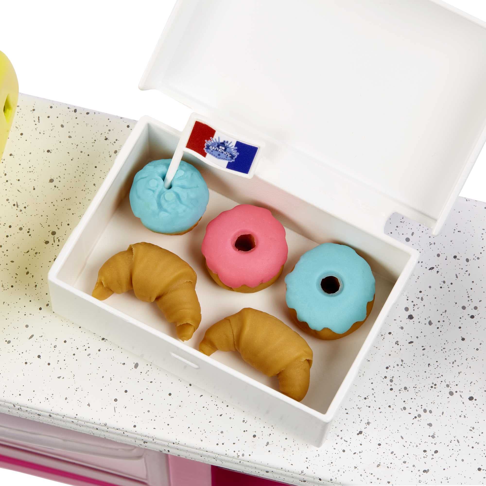 Barbie - Siamo in Due Playset Caffetteria con bambola "Malibu" e 18 accessori a tema pasticceria, tra cui pasta da modellare e stampi, Giocattolo per Bambini 5+ Anni, HJY19
