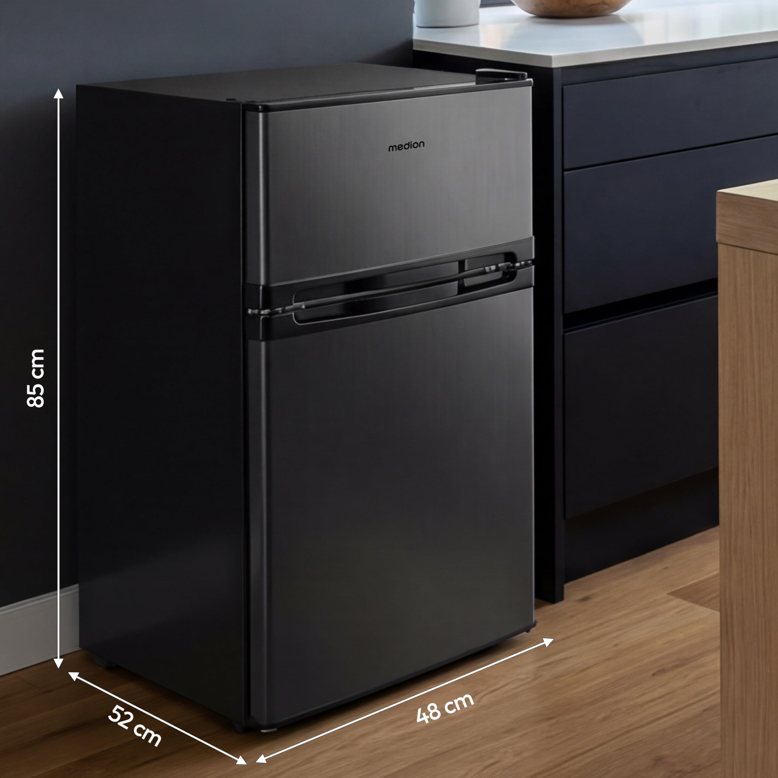 MEDION Mini Kühl-Gefrierkombination (85 Liter, 61L Kühlteil, 24L Gefrierteil, freistehend, 40 dB, transparente Gemüseschublade, Türanschlag wechselbar, MD 37689) grau