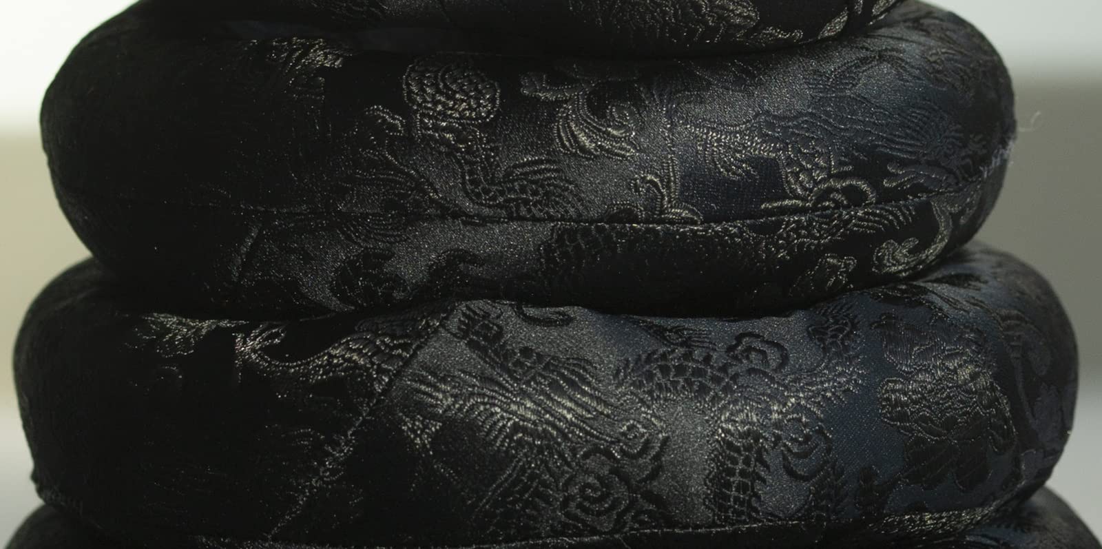 Tibetisches Klangschalen-Kissen-Set, Seidenbrokat, Ringkissen mit gratis Schlägel, Klangschalenmatte für buddhistische Meditation (Schwarz, 20,3 cm, 35,6 cm)