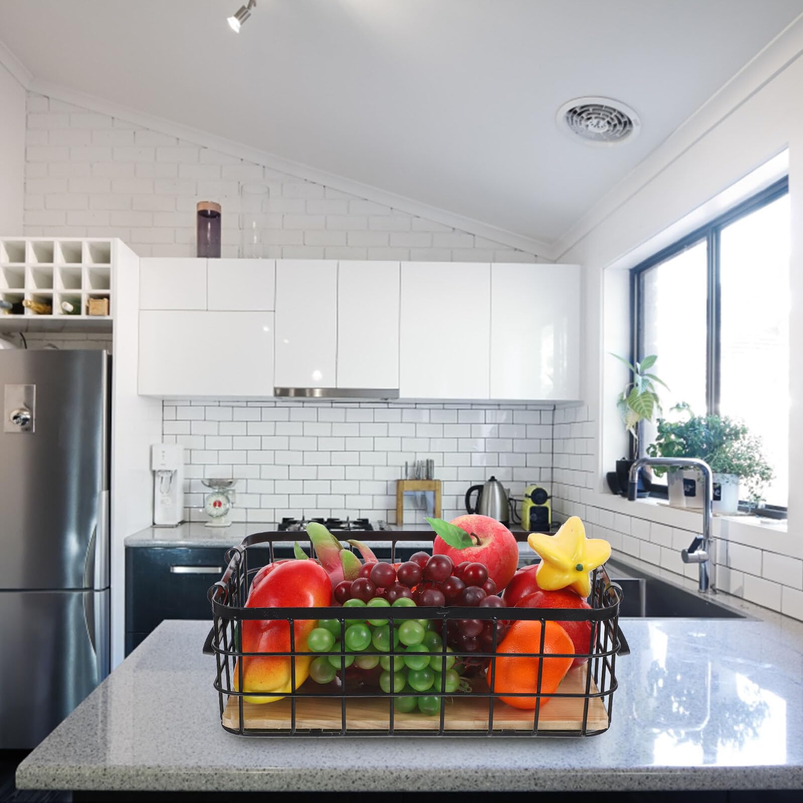 Cesta de Almacenamiento de Alambre Negra Asas de Hierro y Base de Madera | Organizador Multiuso para Cocina y Frutas, Diseño Sencillo y Práctico, Uso en Escritorio Doméstico