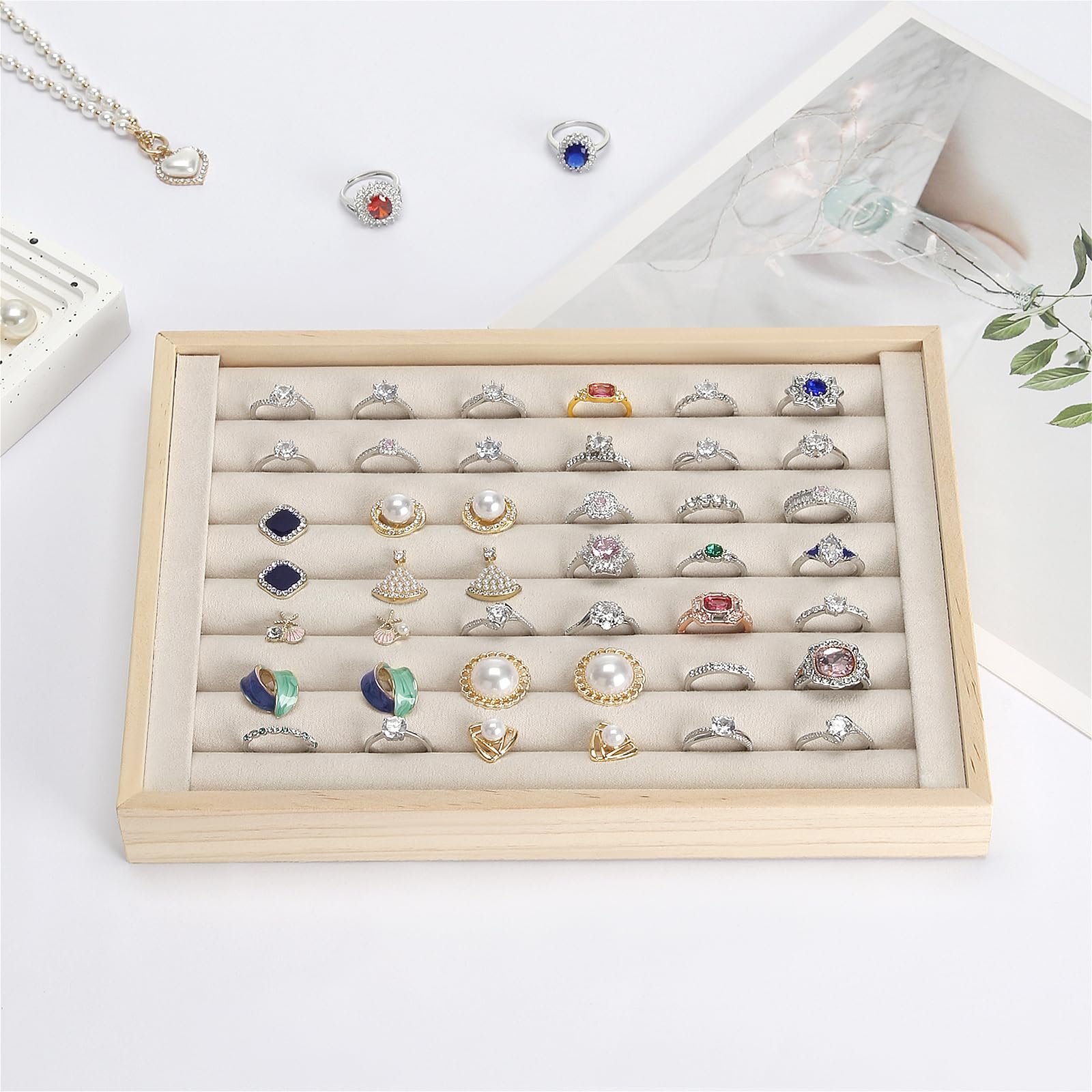 KUKUVR Bandeja de madera para anillos, estuche de almacenamiento de joyas de terciopelo para anillos, aretes, bandeja organizadora para almacenamiento de escritorio o espectáculo de ventas (beige)