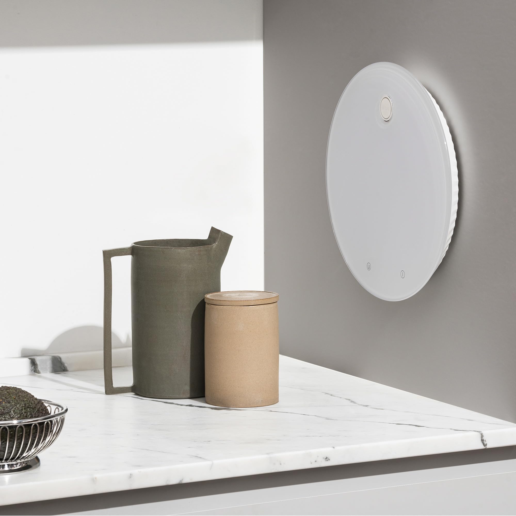 Alessi Plissé MDL16 W - Balanza de Cocina Digital de Diseño, Colgable con Soporte de Pared, en Resina Termoplástica y Vidrio Templado, Batería Recargable, Blanco