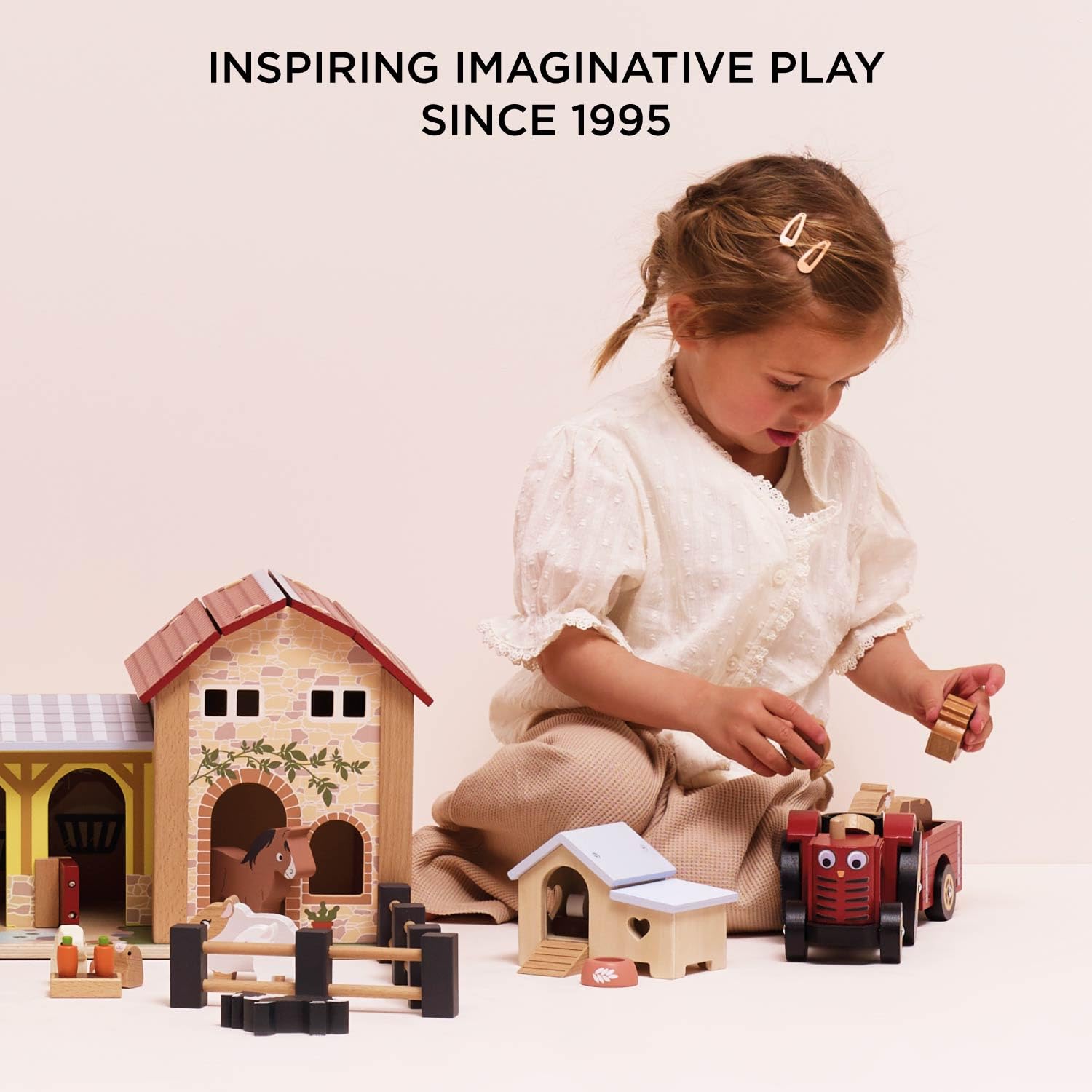 Le Toy Van - TV468 - Juego de Tractor de Juguete Educativo para niños, 2 años, Juguete Montessori, con Remolque magnético, Juego de Madera ecológico, sin plástico