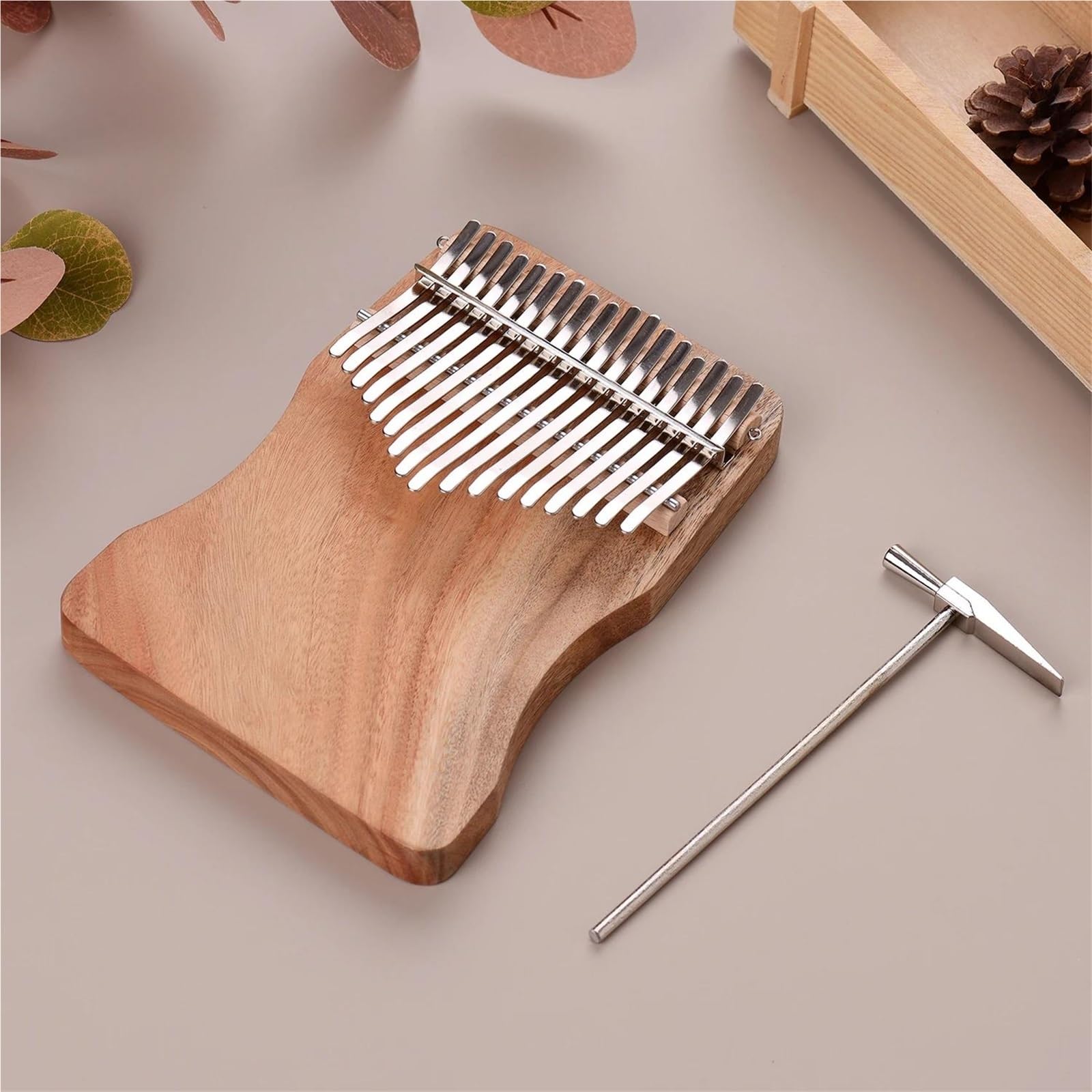Kalimba Do Gitary Kciukowej Z 17 Klawiszami W Tonacji C Wykonana Z Drewna Kamforowego W Komplecie Z Pokrowcem Naklejkami Na Skalę I Młotkami Do Strojenia. Kalimba