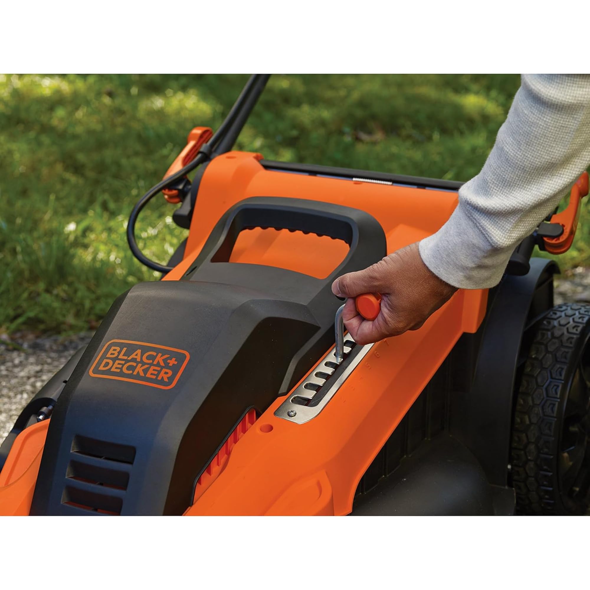 BLACK+DECKER, Attrezzature da giardino - Tosaerba elettrico 2000 W, sbraccio 48 cm. LM2000-QS