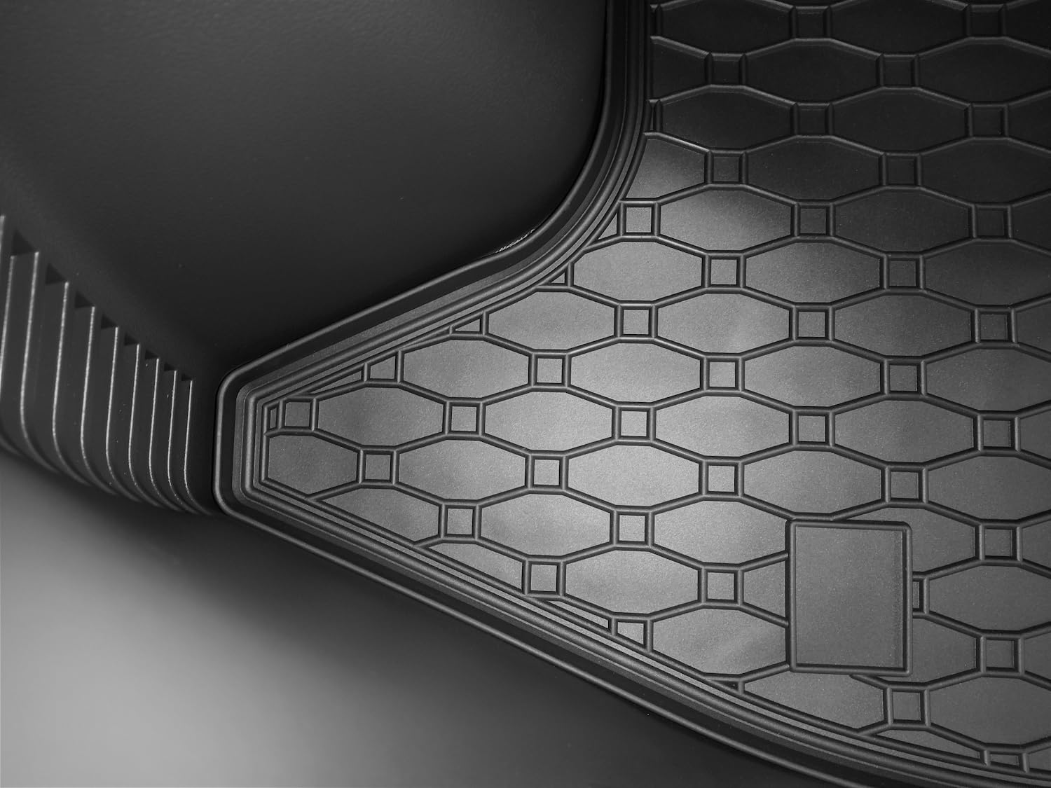 Passgenaue Kofferraumwanne und Gummifußmatten geeignet für Hyundai Kona ab 2017 bis 2023 + Gurtschoner