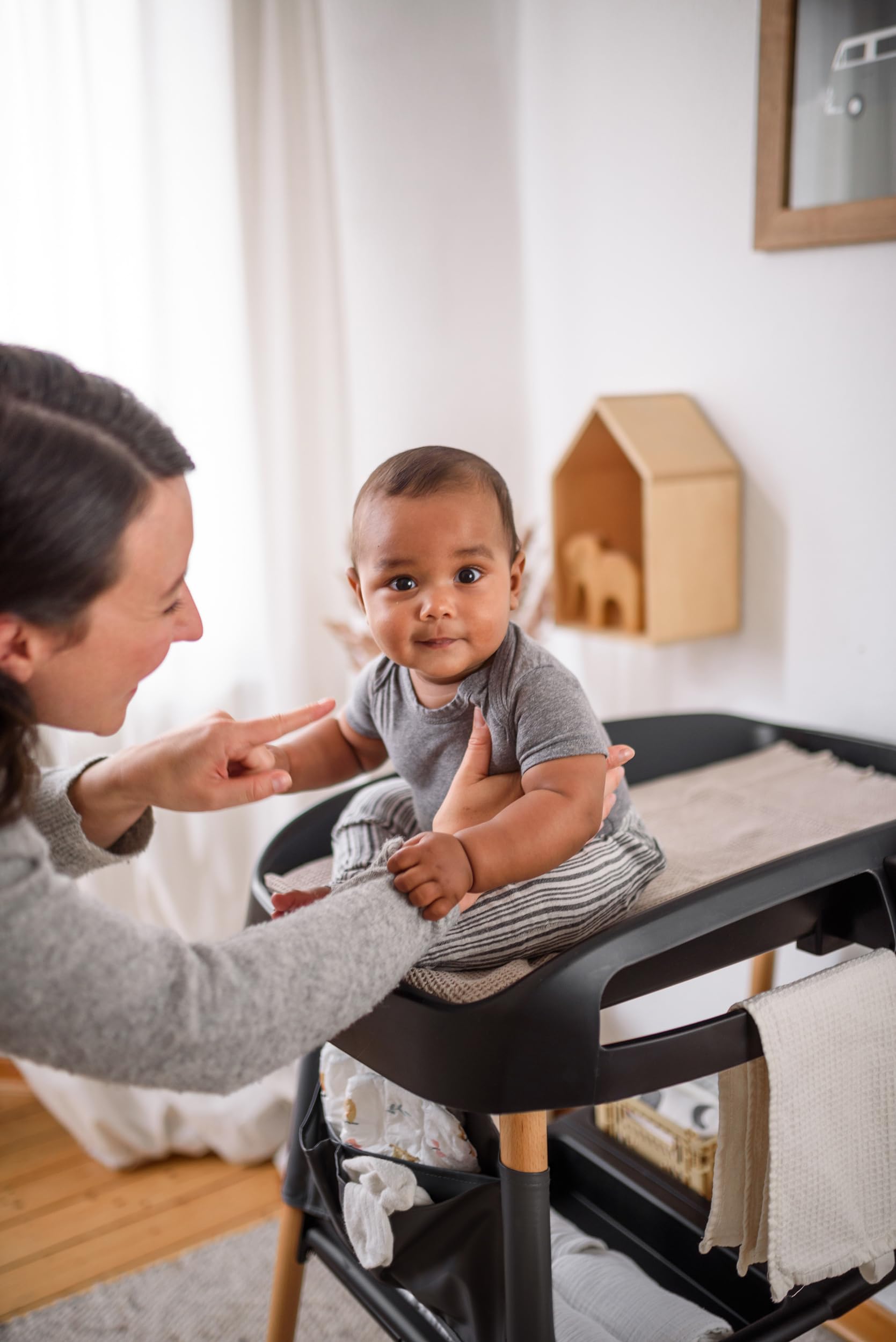 babyGO ChangMe Wickeltisch aus Buchenholz Weiß - Babyzimmer Ausstattung für Windelwechsel