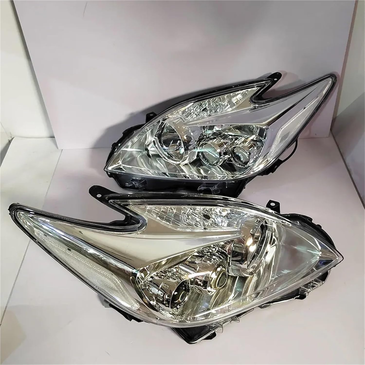 A Pair Car LED Headlights Two Lens Xenon Left and Right 81110-47240 Compatible With Toyota Rrius ZVW30 Headlamp