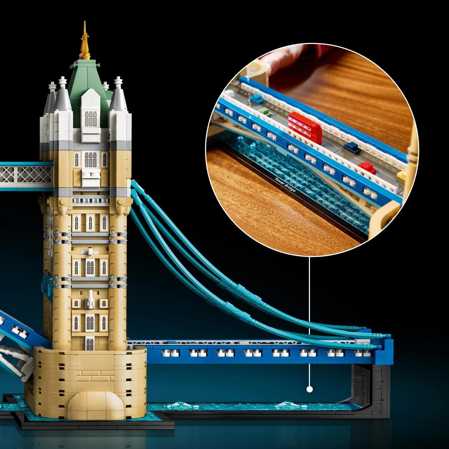 LEGO Architecture Tower Bridge - DIY Miniatur Modellbau für Erwachsene - 3D Regal Deko Set mit hochklappbaren Baskülen, Fluss Themse Sockel & London Doppeldeckerbus - Sammelbares Geschenk - 21067